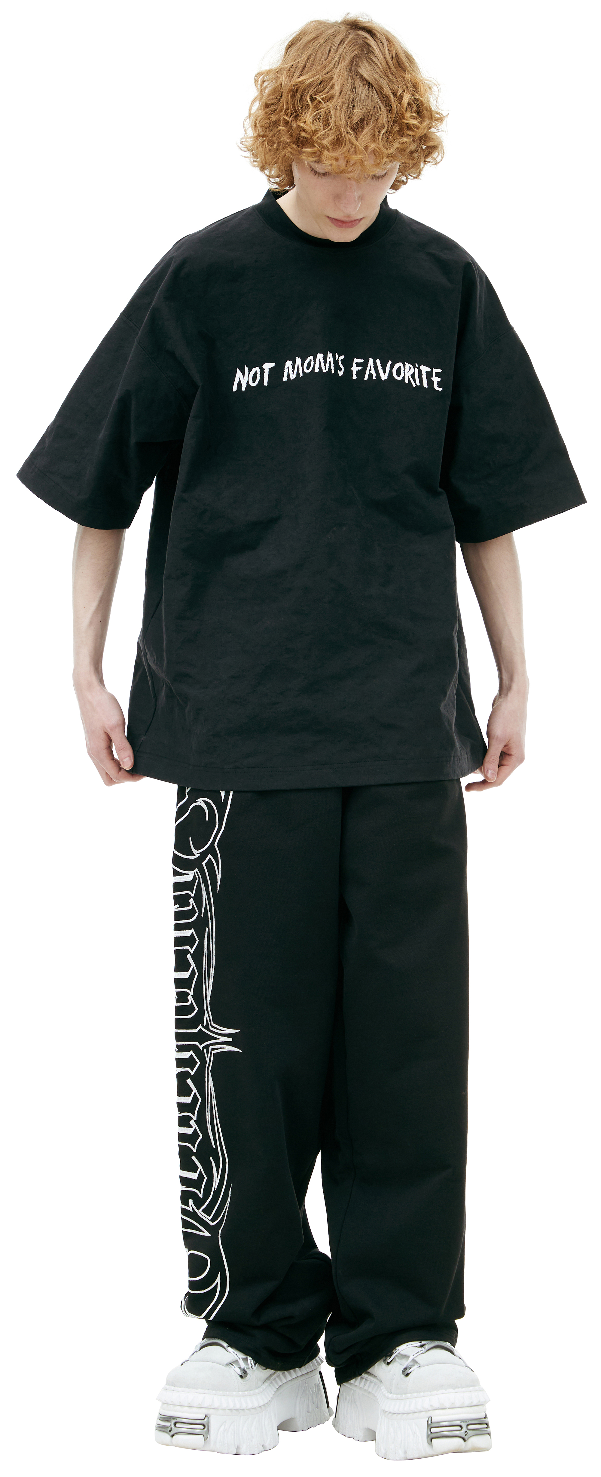 Buy VETEMENTS men black 'not moms' print t-shirt for $1,050