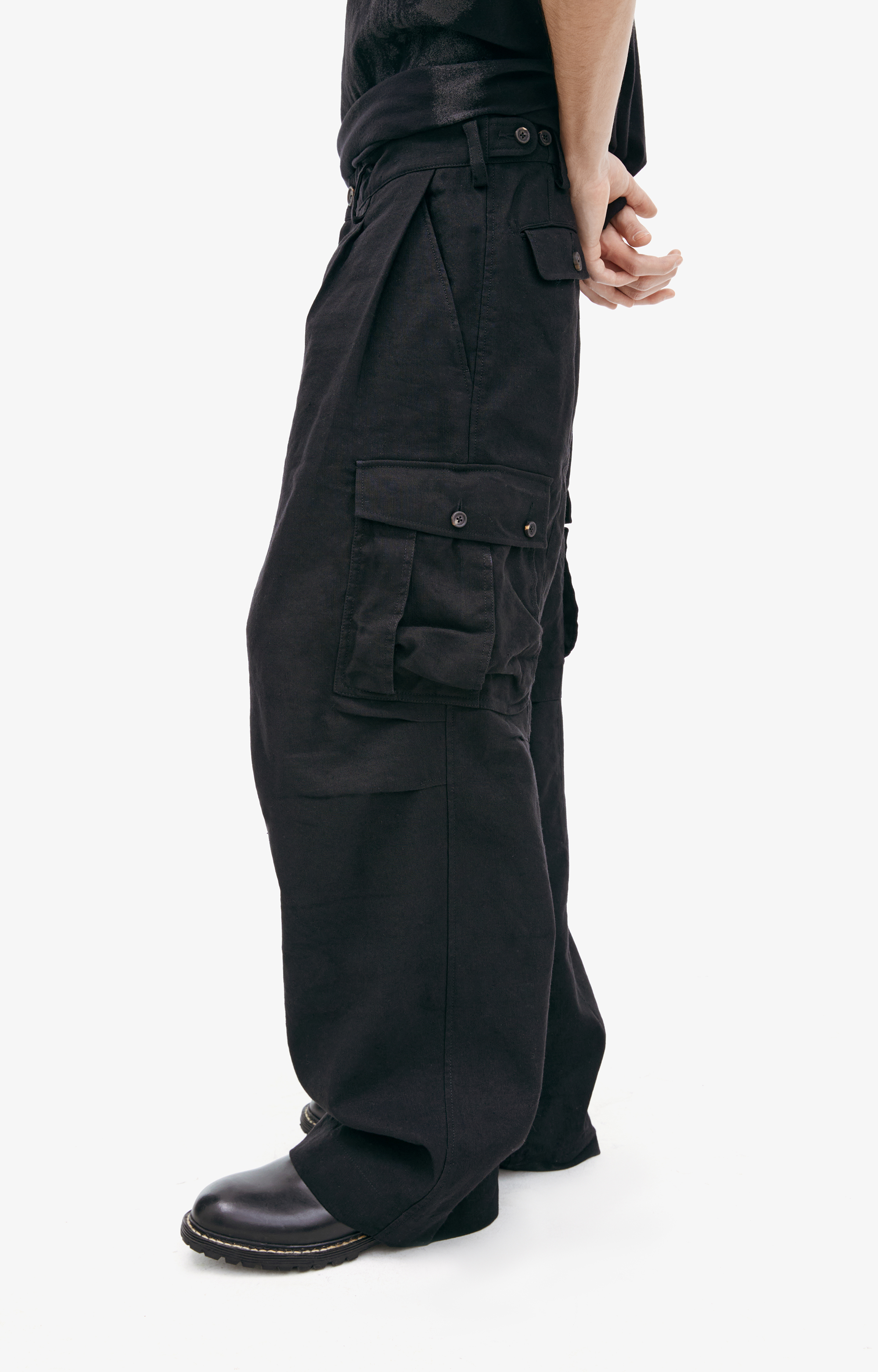 Buy Ziggy Chen men black cargo trousers for $1,025 online on SV77 