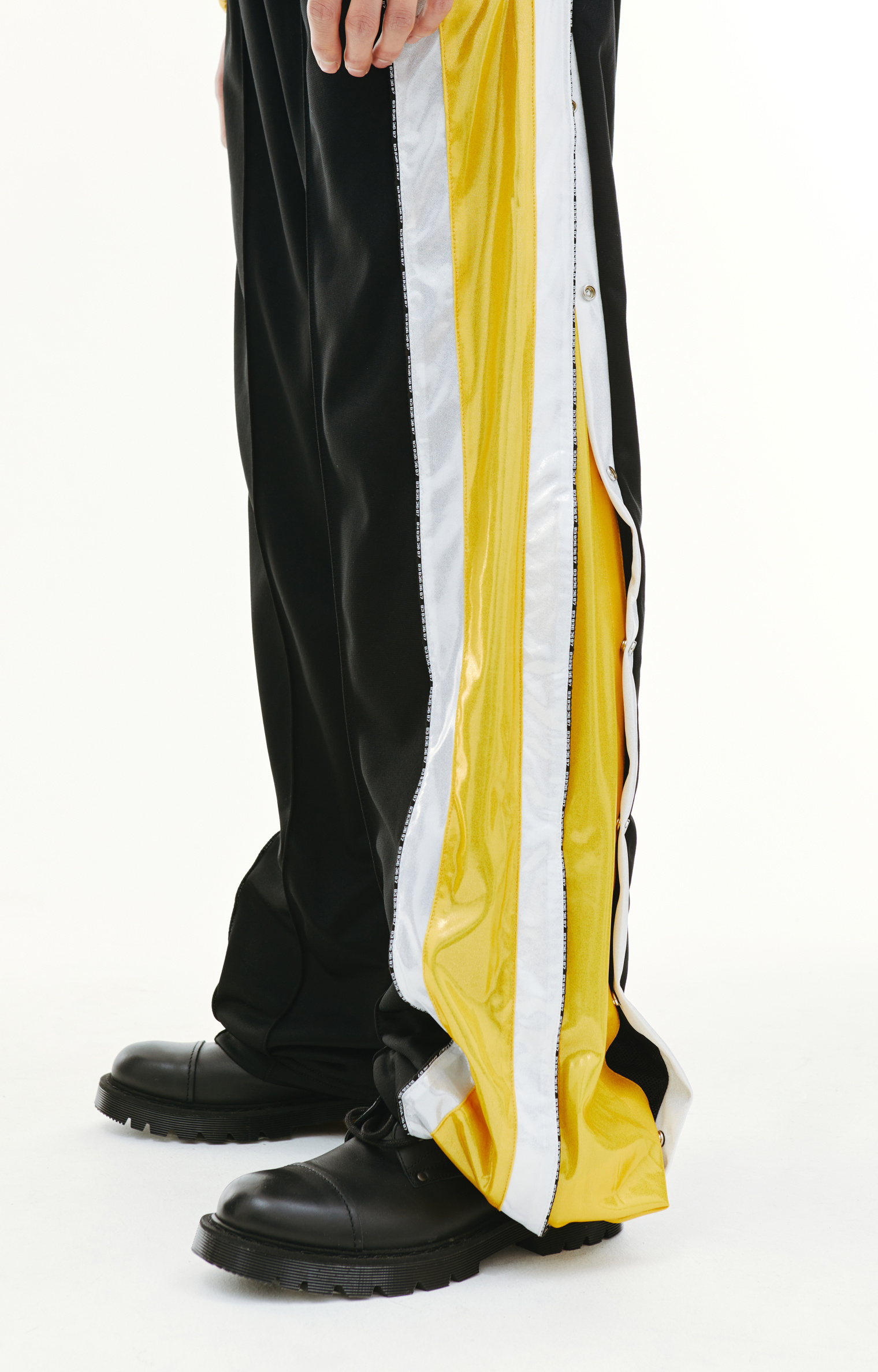 VTMNTS Trousers with side stripes