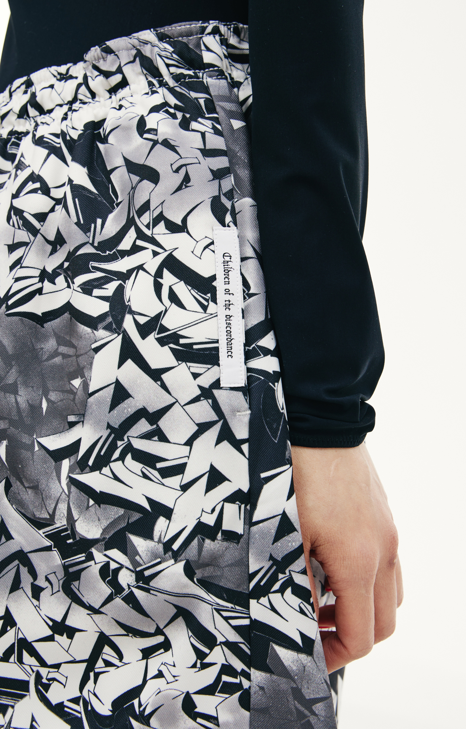 Children of the discordance Graffity print shorts