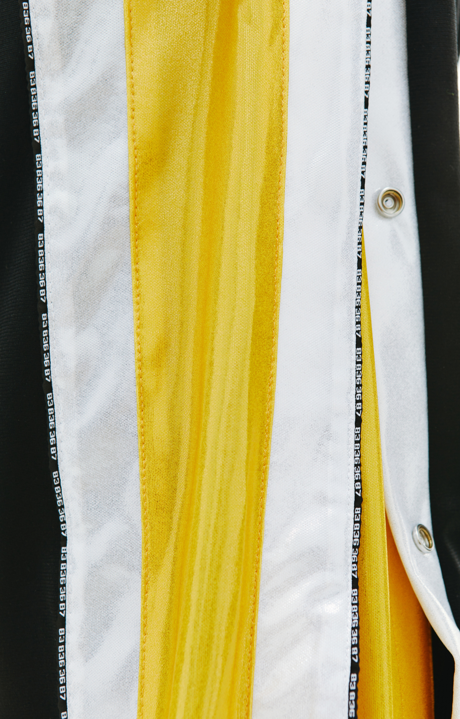 VTMNTS Trousers with side stripes