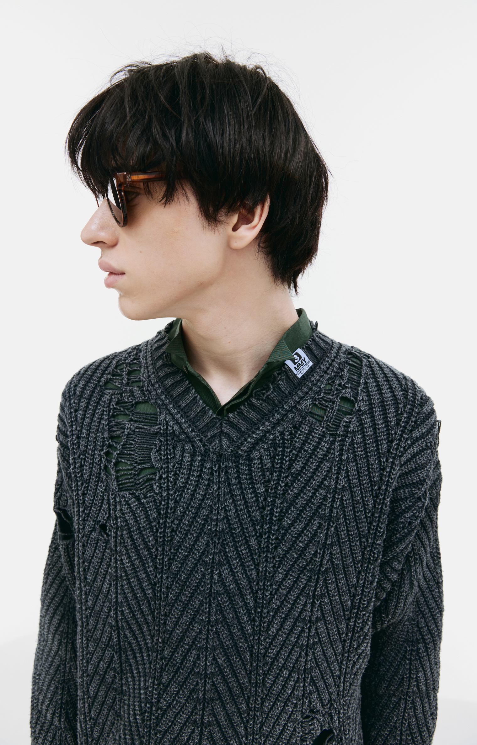 Maison Mihara Yasuhiro Рваный свитер с V-вырезом