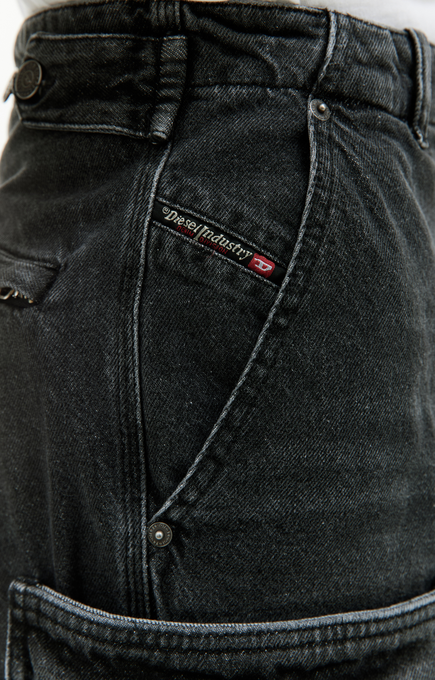 Buy Diesel men black d-fish straight jeans for $378 online on SV77