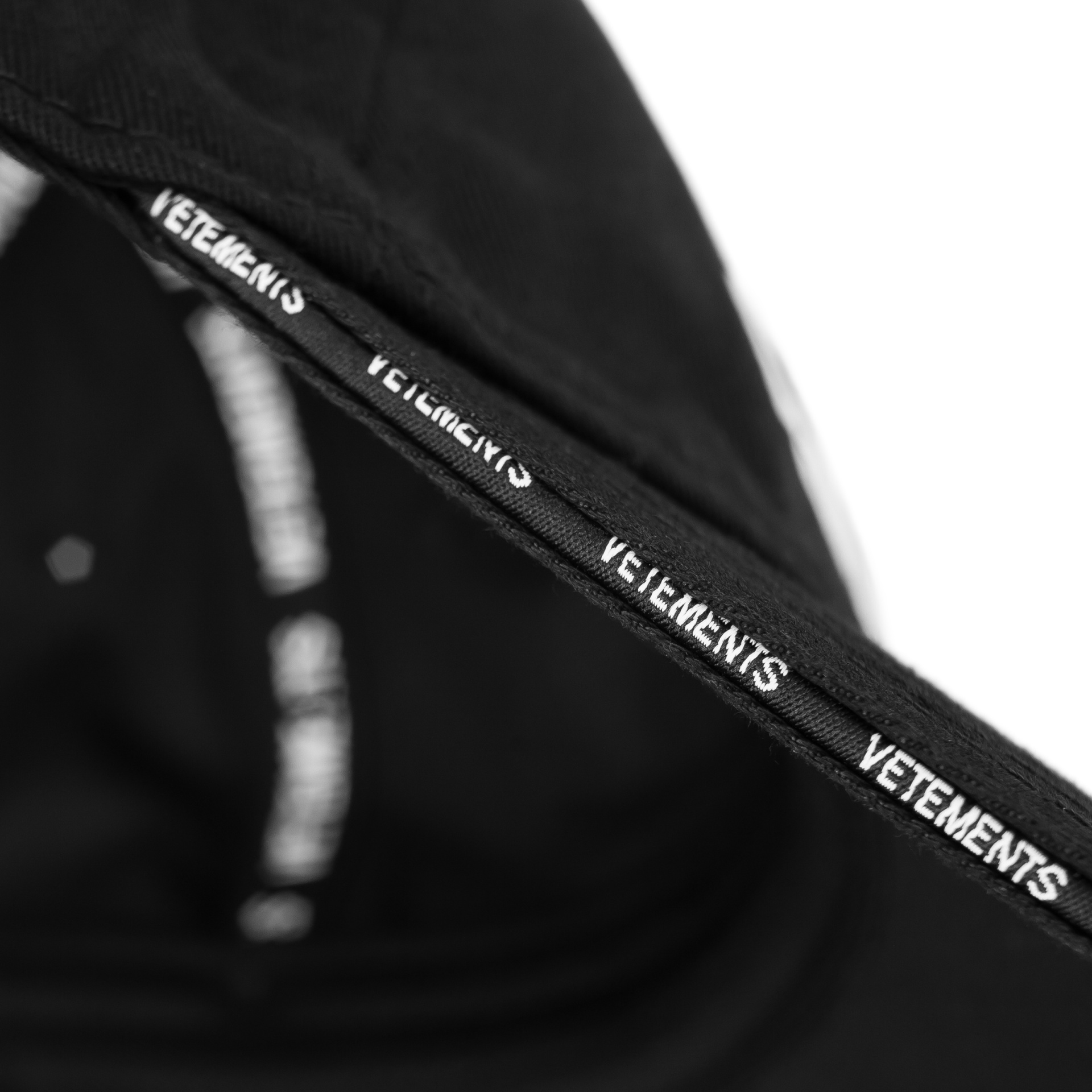 VETEMENTS Еmbroidered logo cap