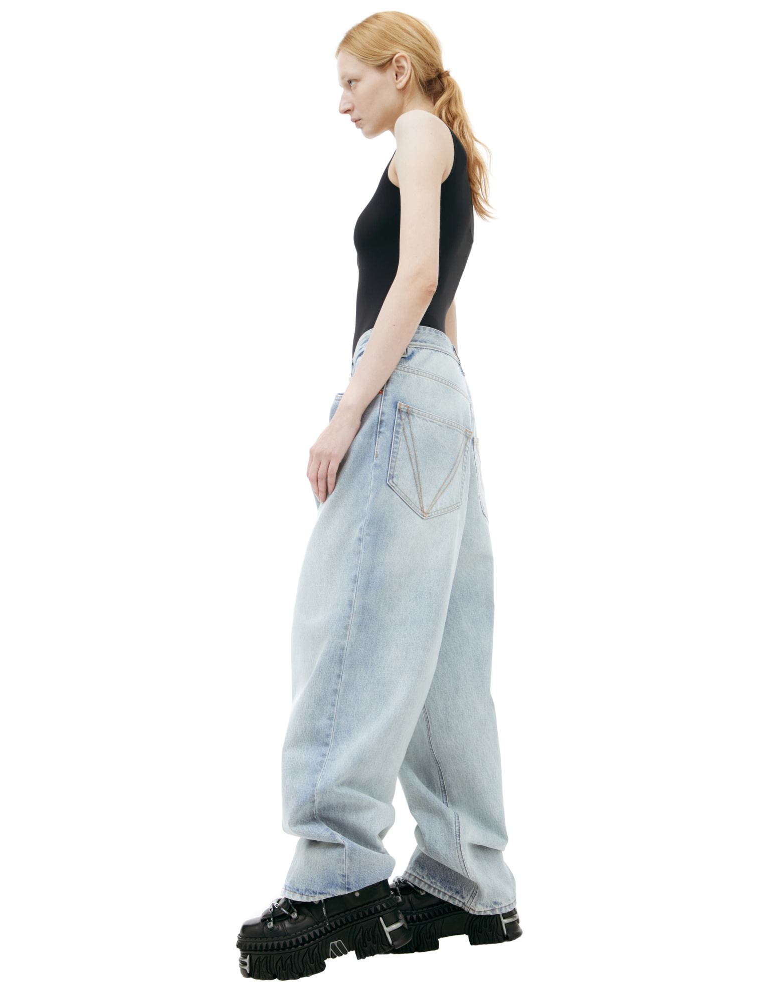 VETEMENTS Джинсы-UA66PA580L принт готич лого на штанине, голубые
