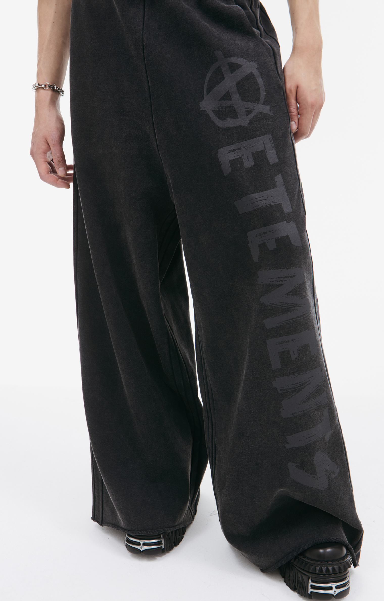 VETEMENTS Sporty trousers with logo