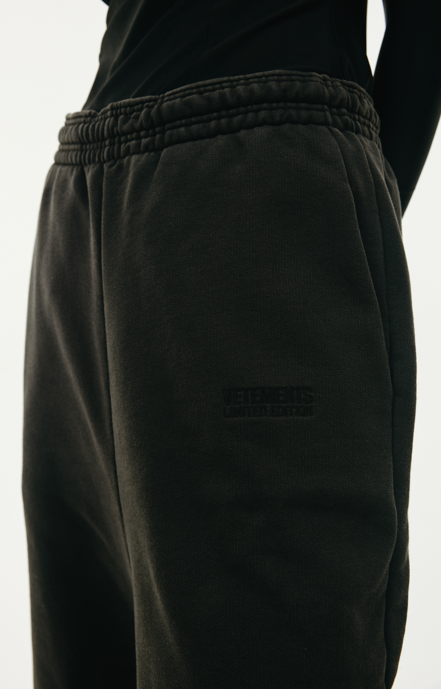 VETEMENTS Sweatpants with logo