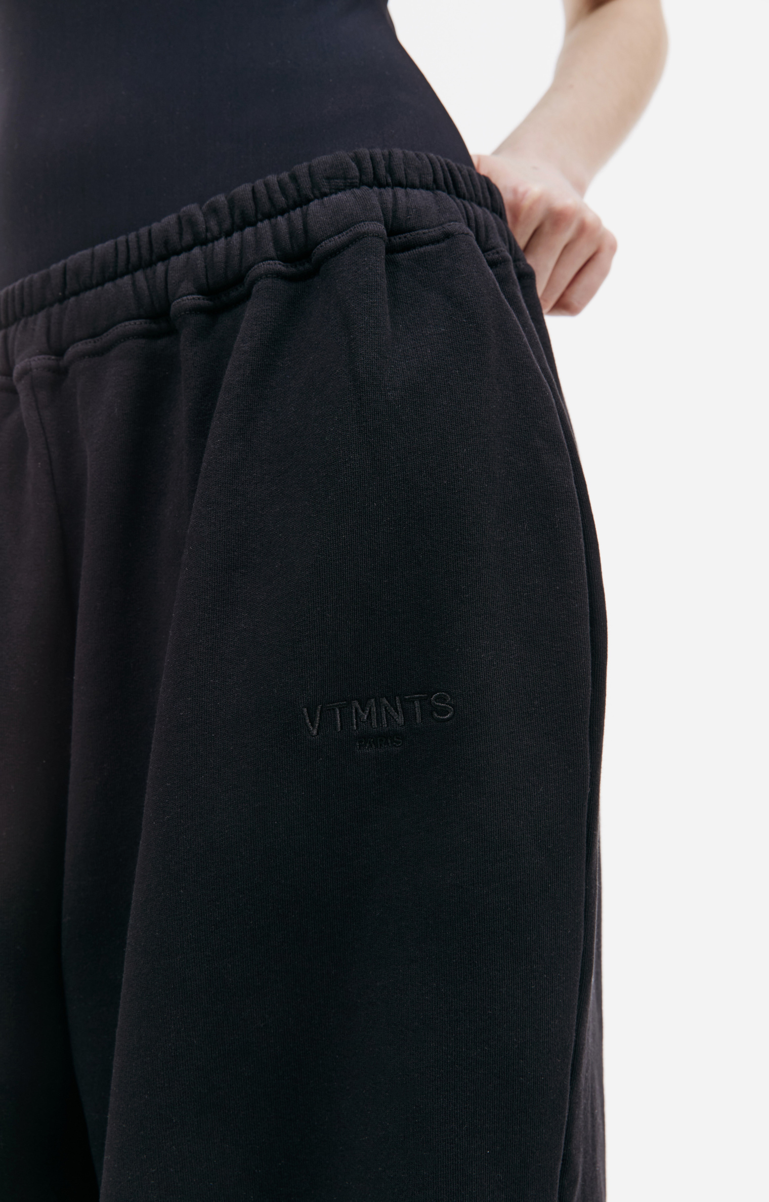 VTMNTS Широкие брюки с вышитым логотипом