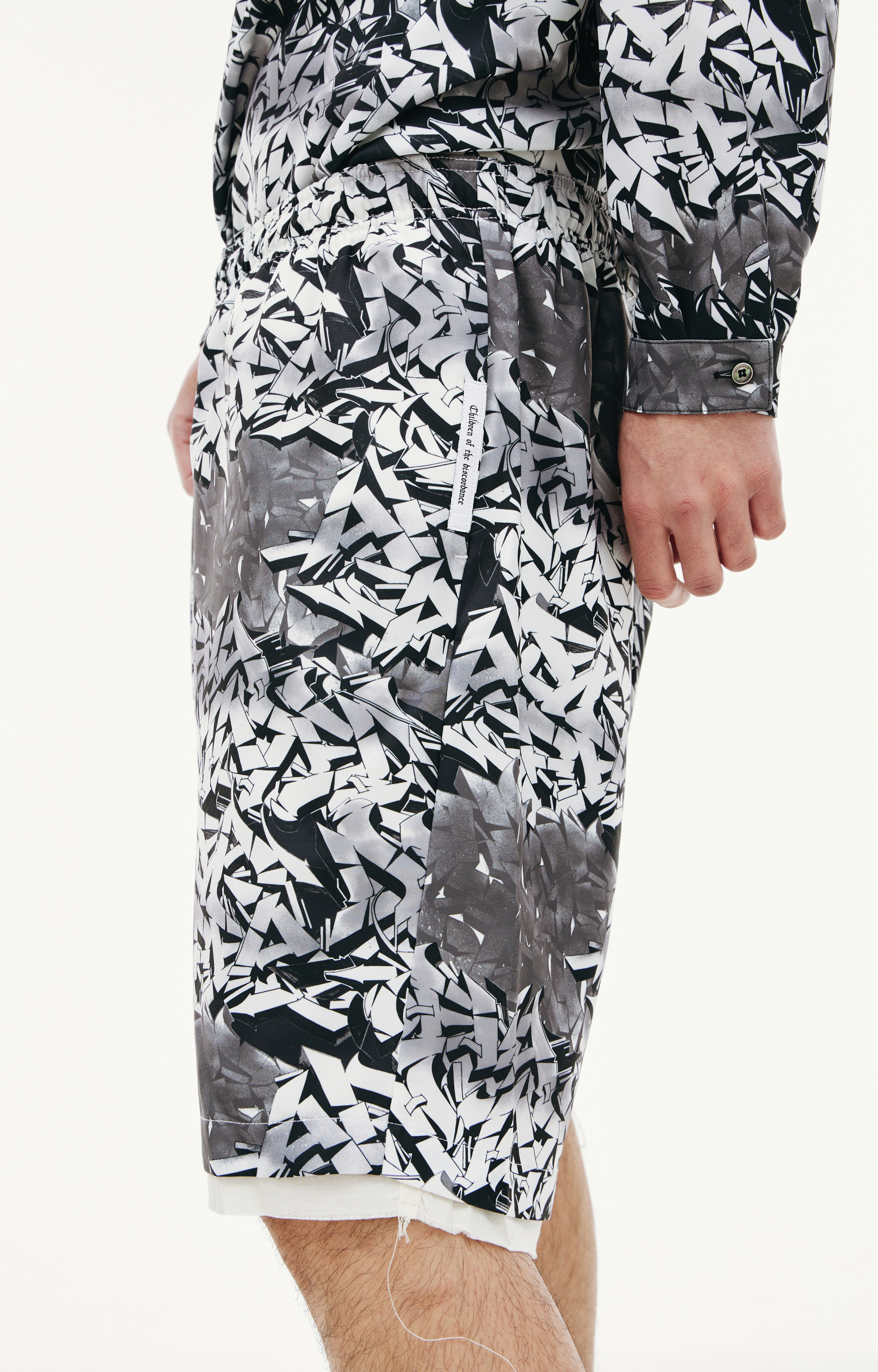 Children of the discordance Graffity print shorts