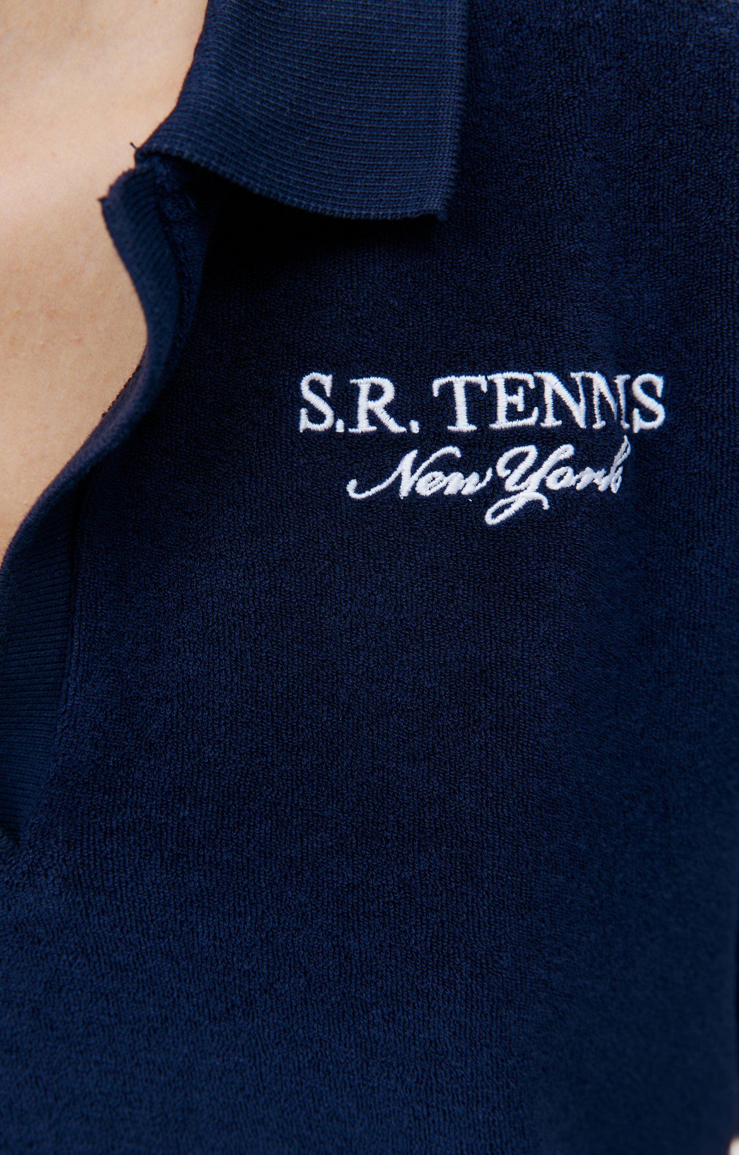 SPORTY & RICH Синее поло с вышивкой SR Tennis