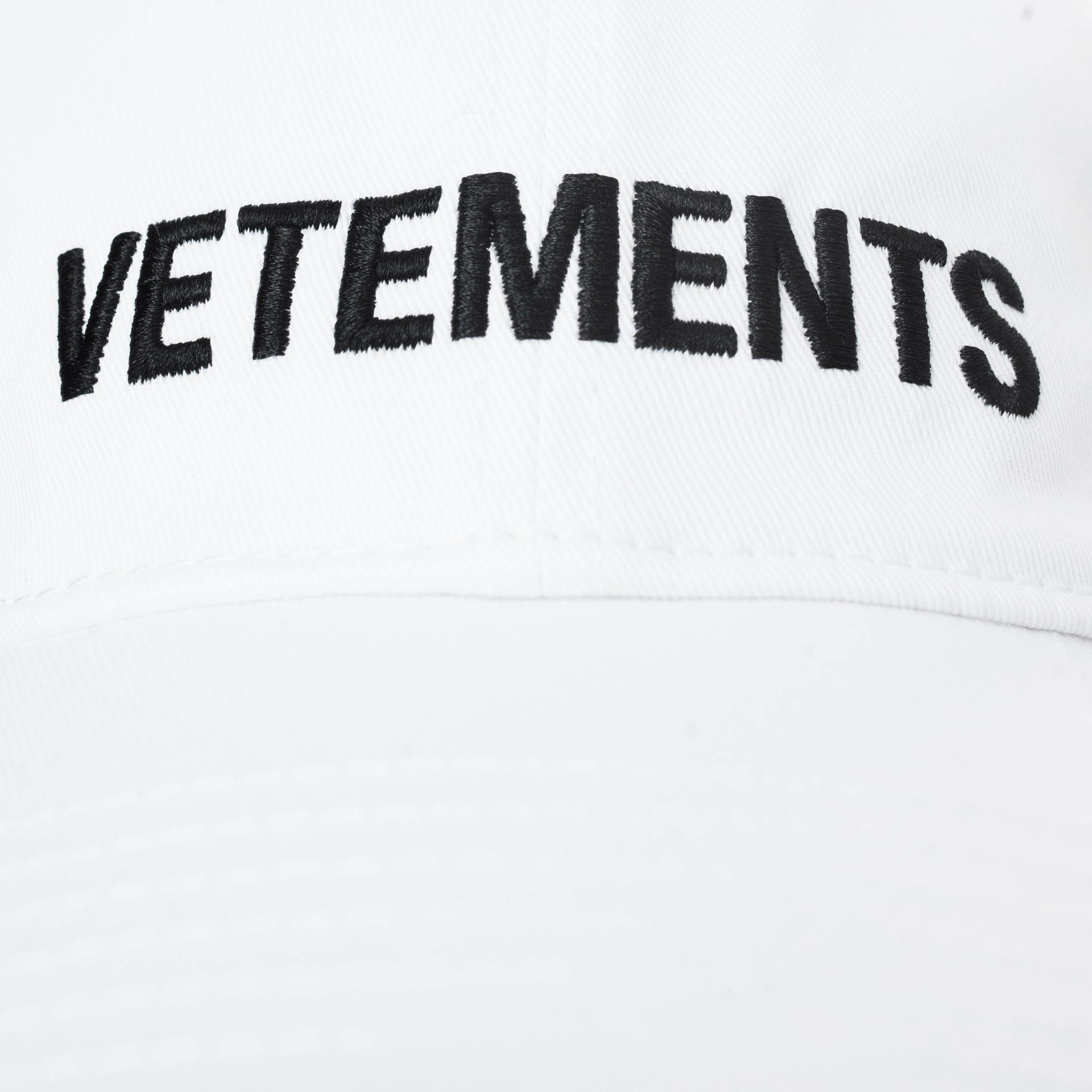 VETEMENTS Embroidered logo cap
