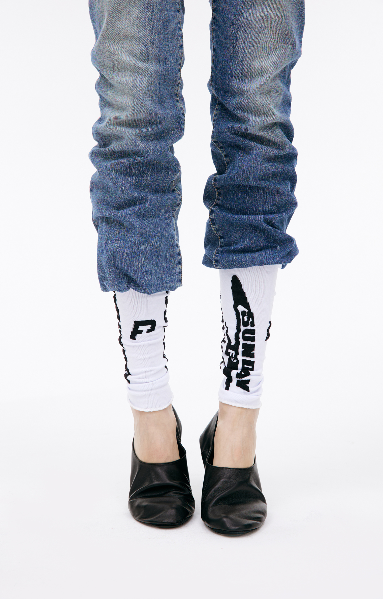 PROTOTYPES Jeans with elastic inserts