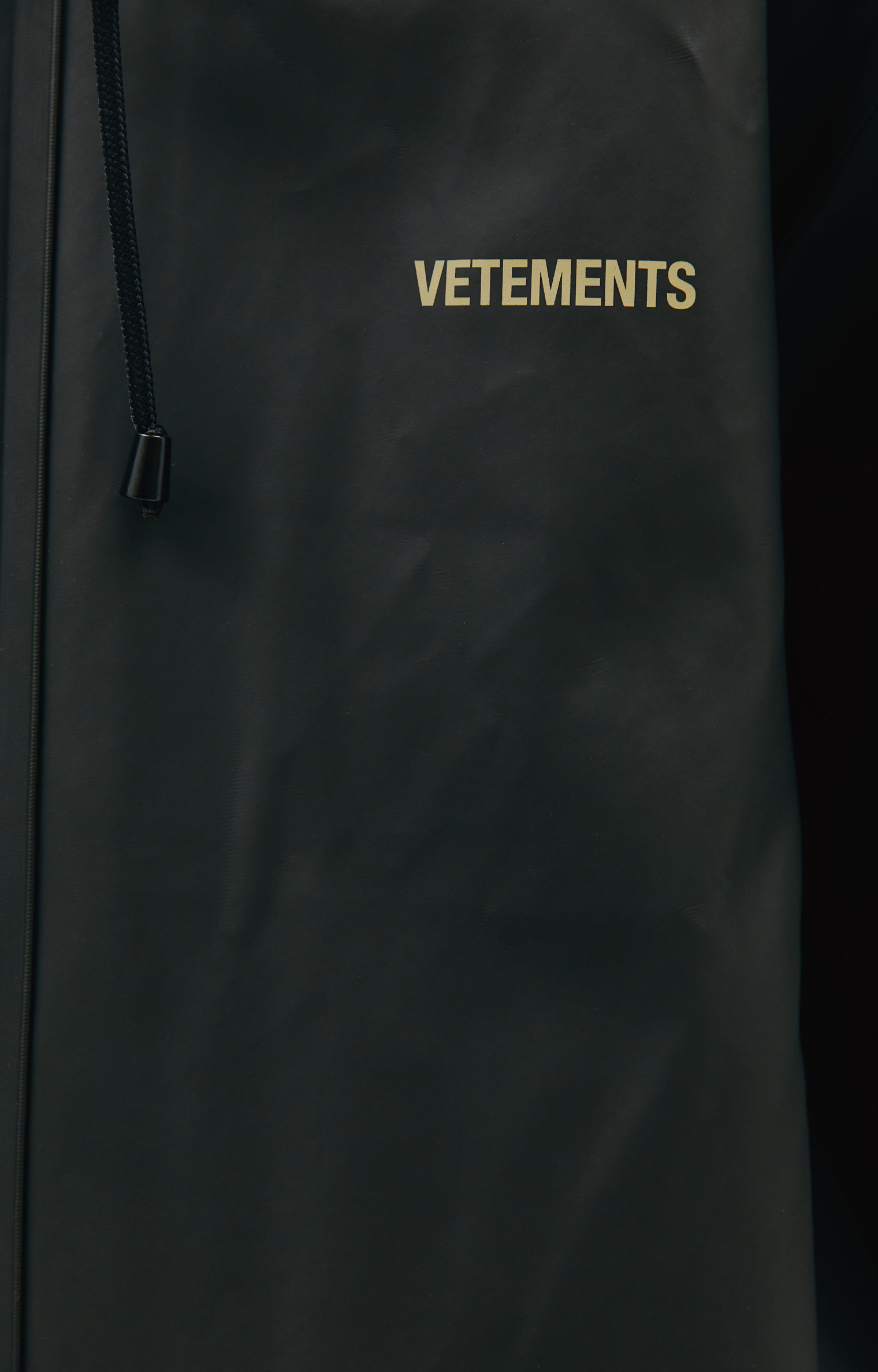 VETEMENTS Черный дождевик с логотипом