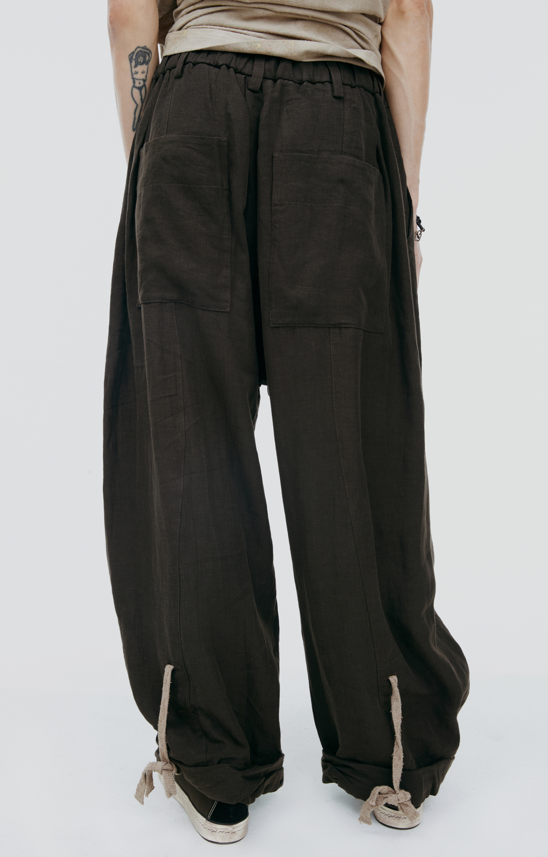 Ziggy Chen Trousers with an elastic waistband