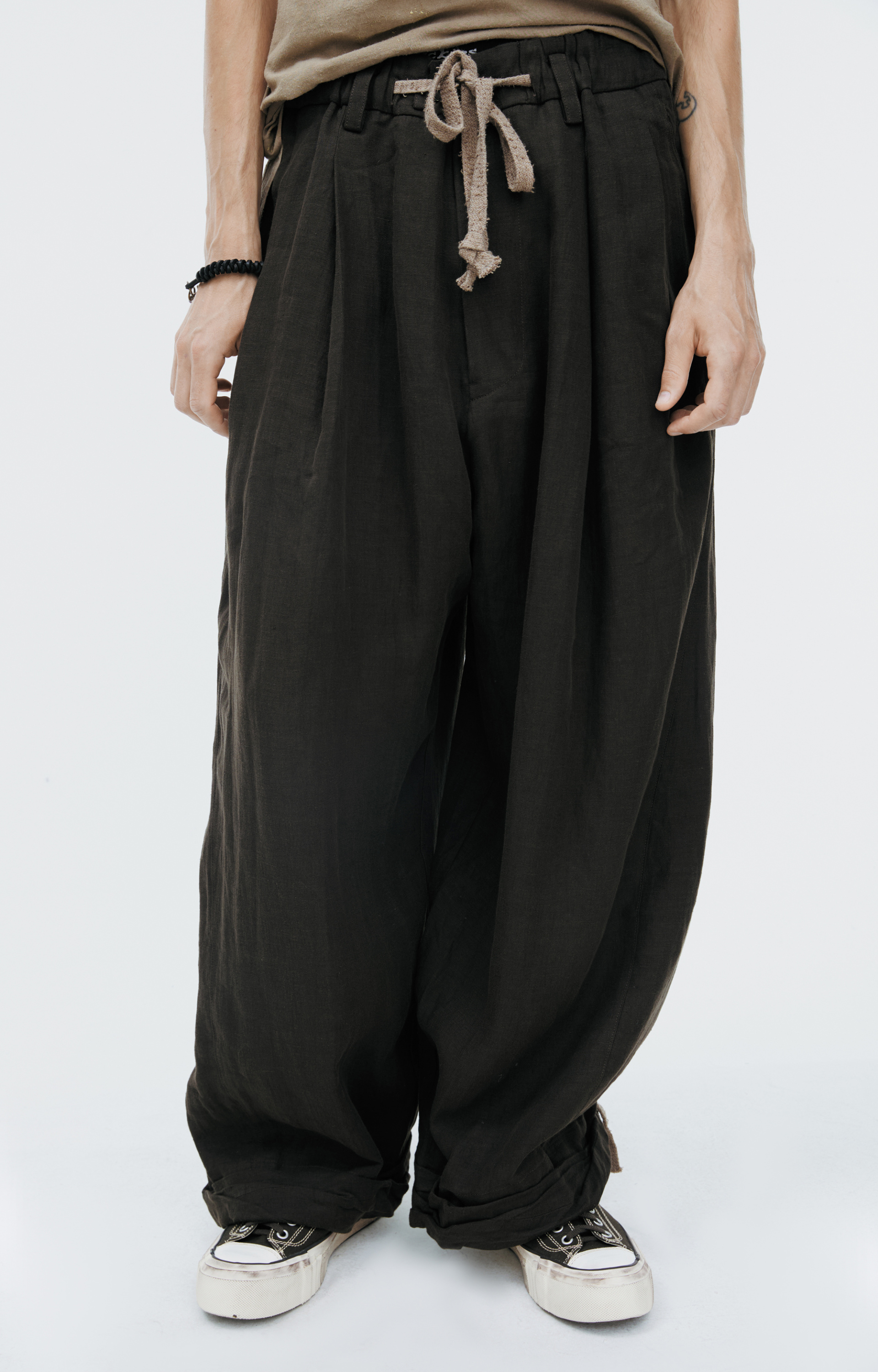 Ziggy Chen Trousers with an elastic waistband
