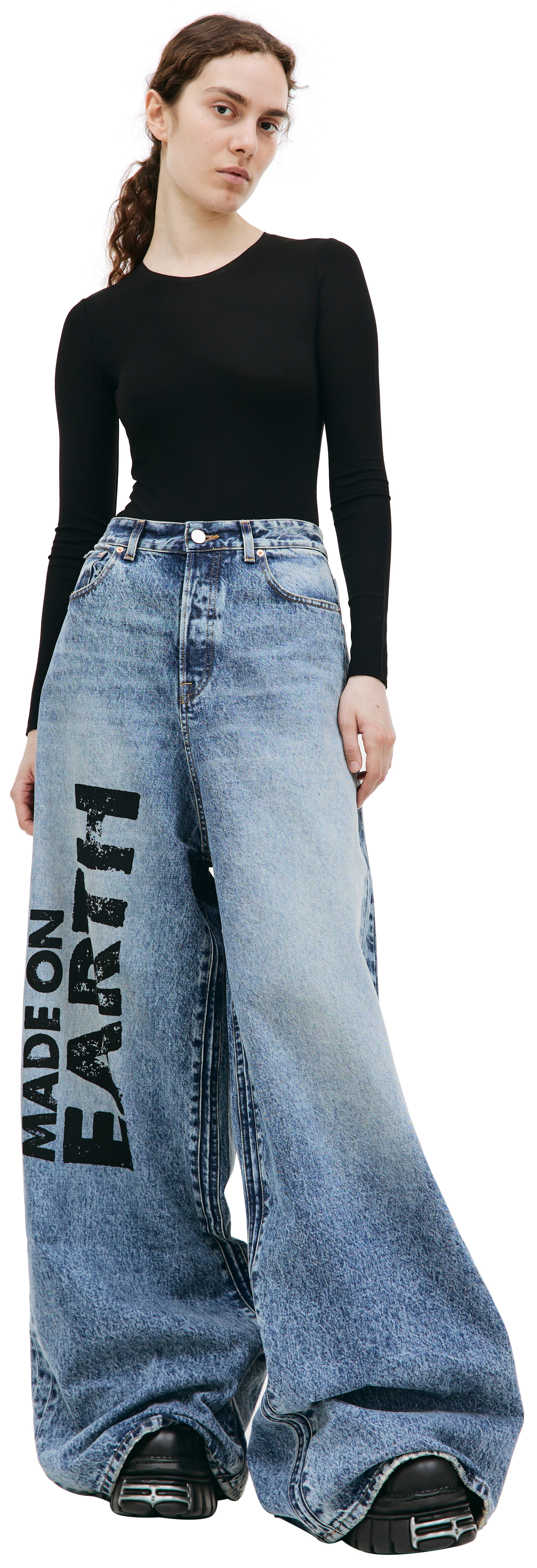 VETEMENTS Широкие джинсы с принтом \'Made on earth\'