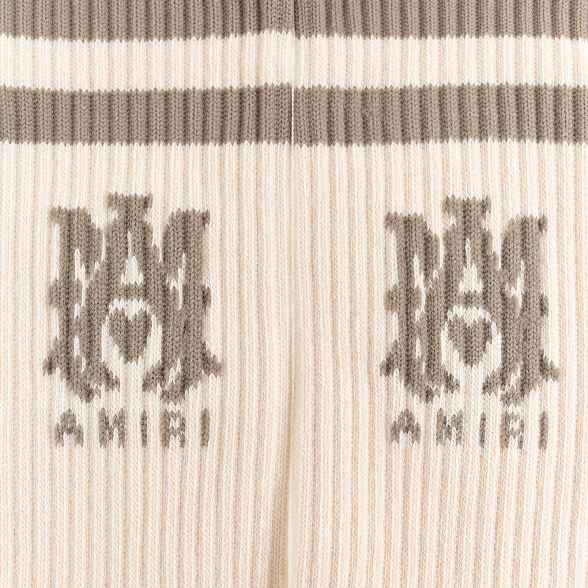 AMIRI Носки-AW23MHR002-271 высокие в рубчик, серые полоски и пятка, МА по бокам, беж