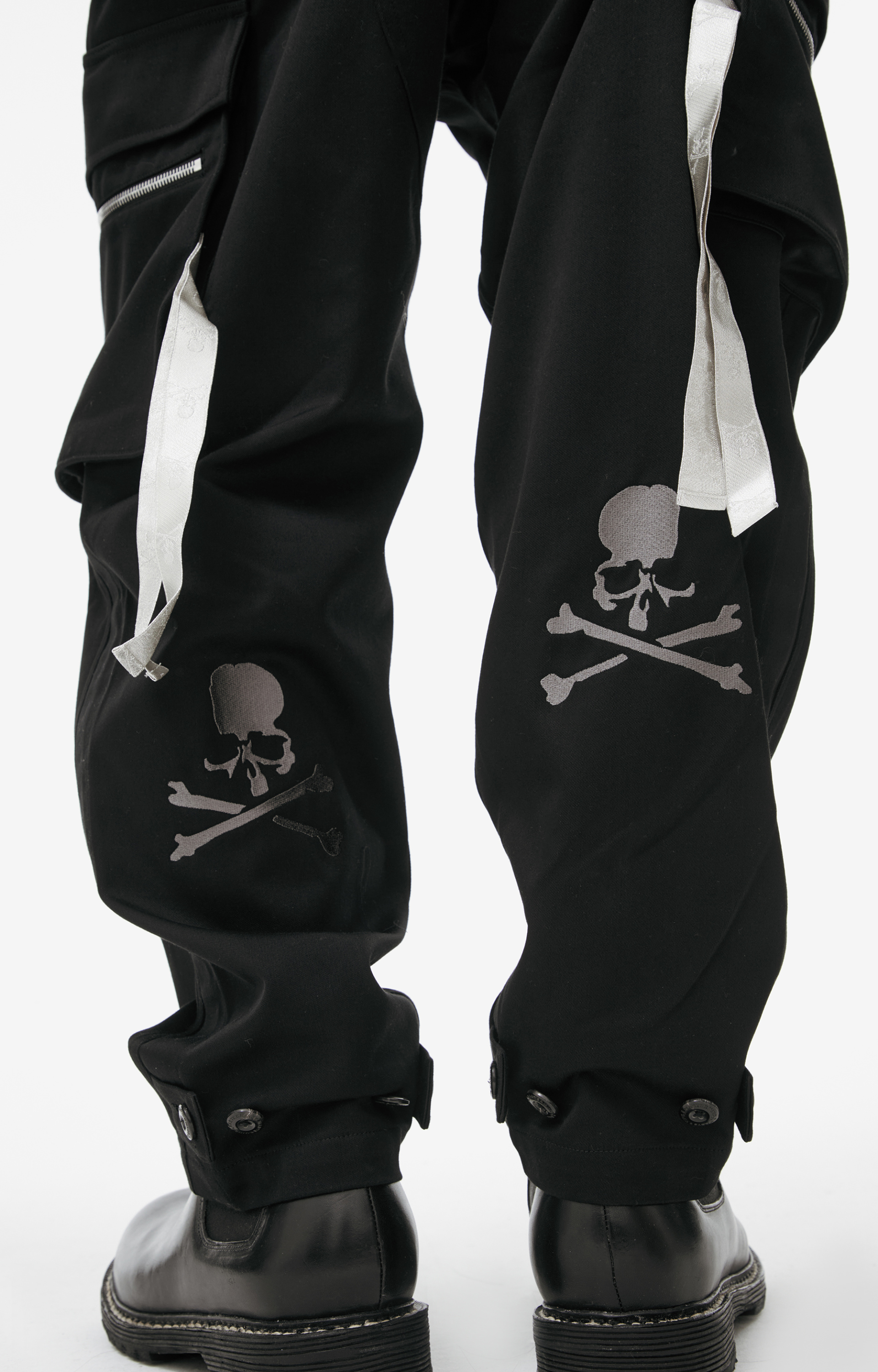 Mastermind WORLD Trousers with embroidered skulls