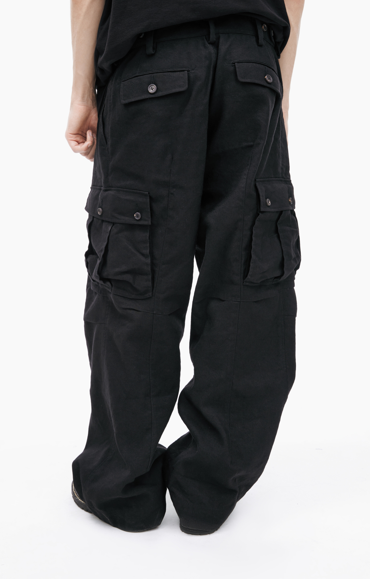 Buy Ziggy Chen men black cargo trousers for $1,025 online on SV77