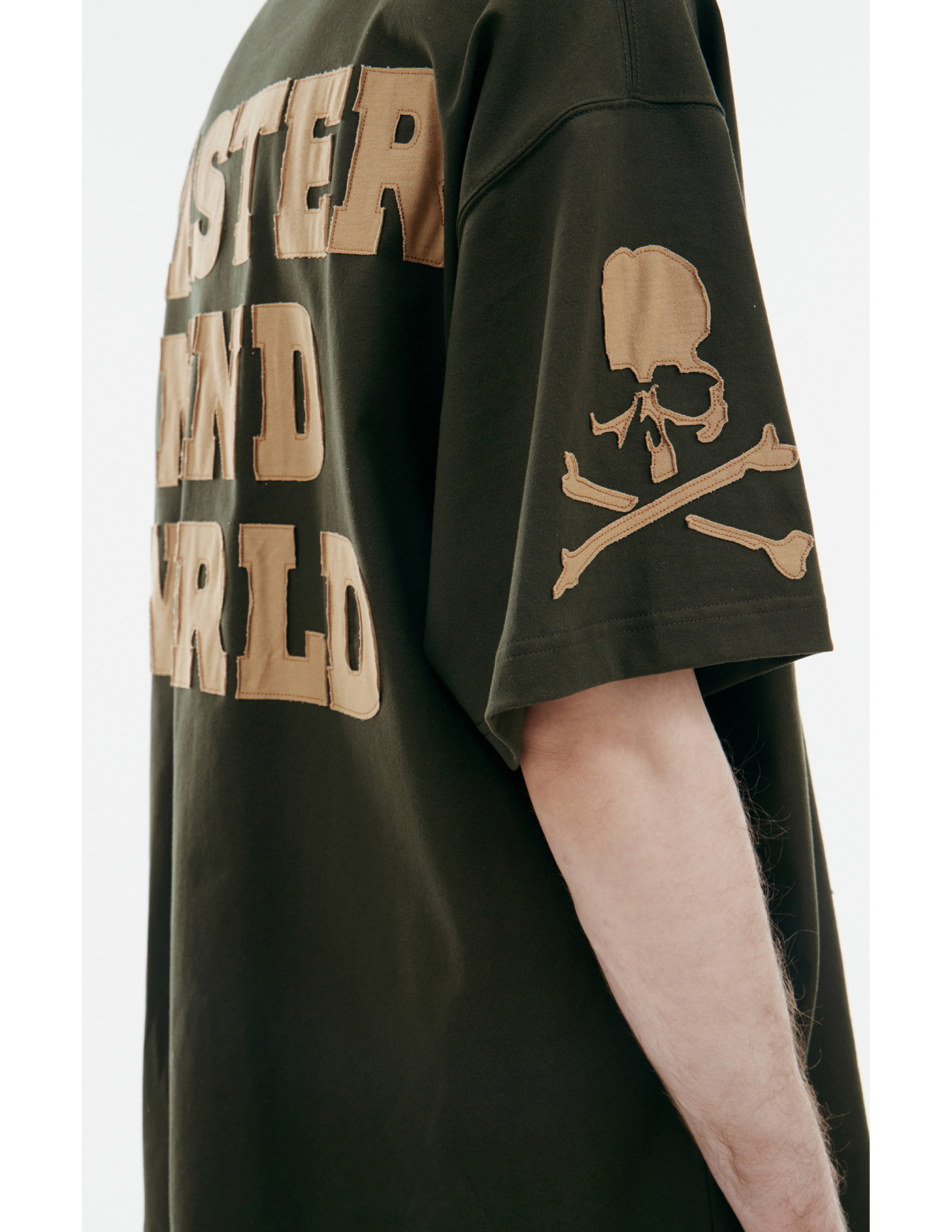 Mastermind WORLD Футболка-MW25S14-TS038-022 вышивки черепа на рукавах, вышита надпись на спине, темно-зеленый