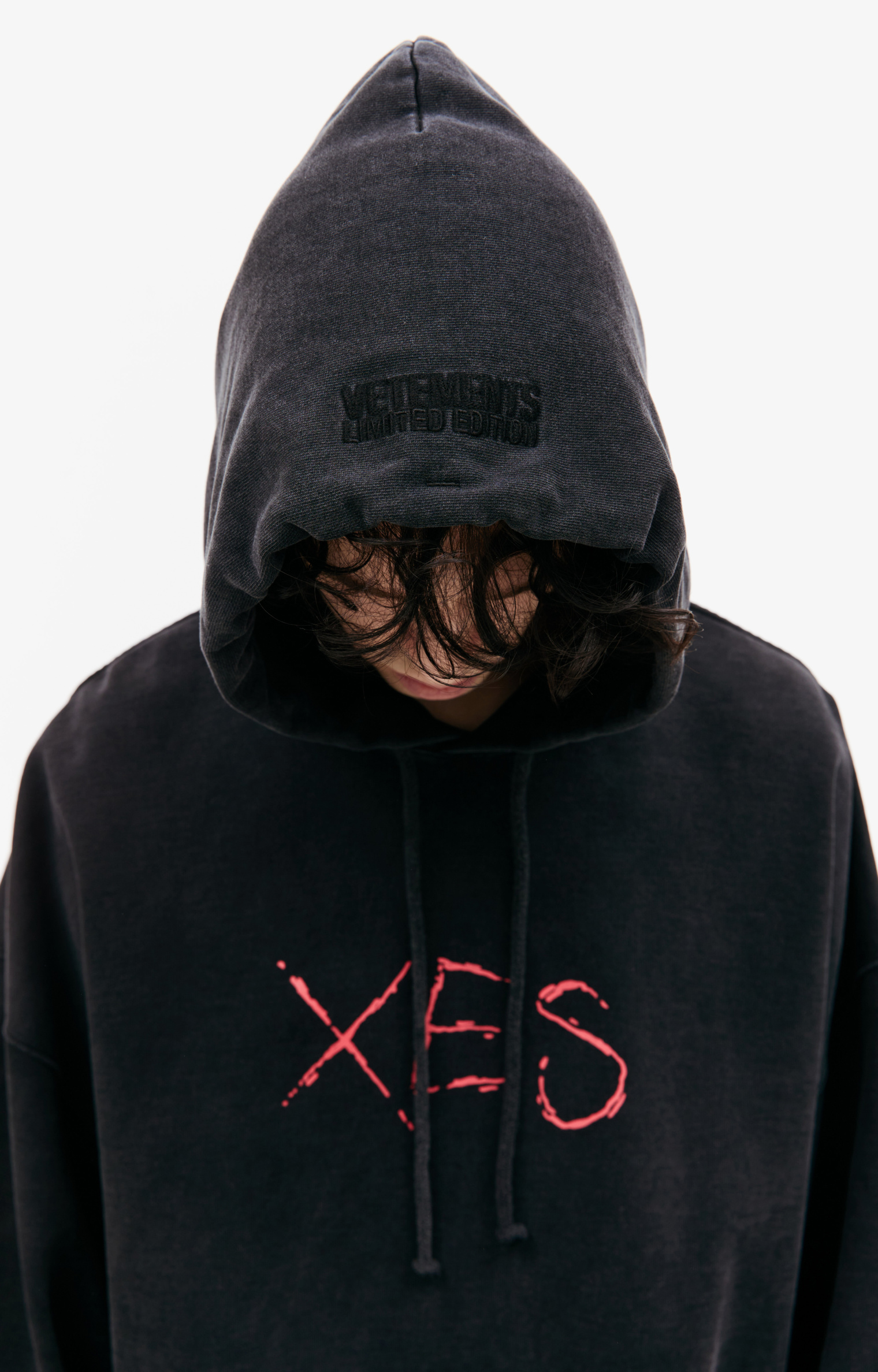 VETEMENTS Черное худи с принтом XES
