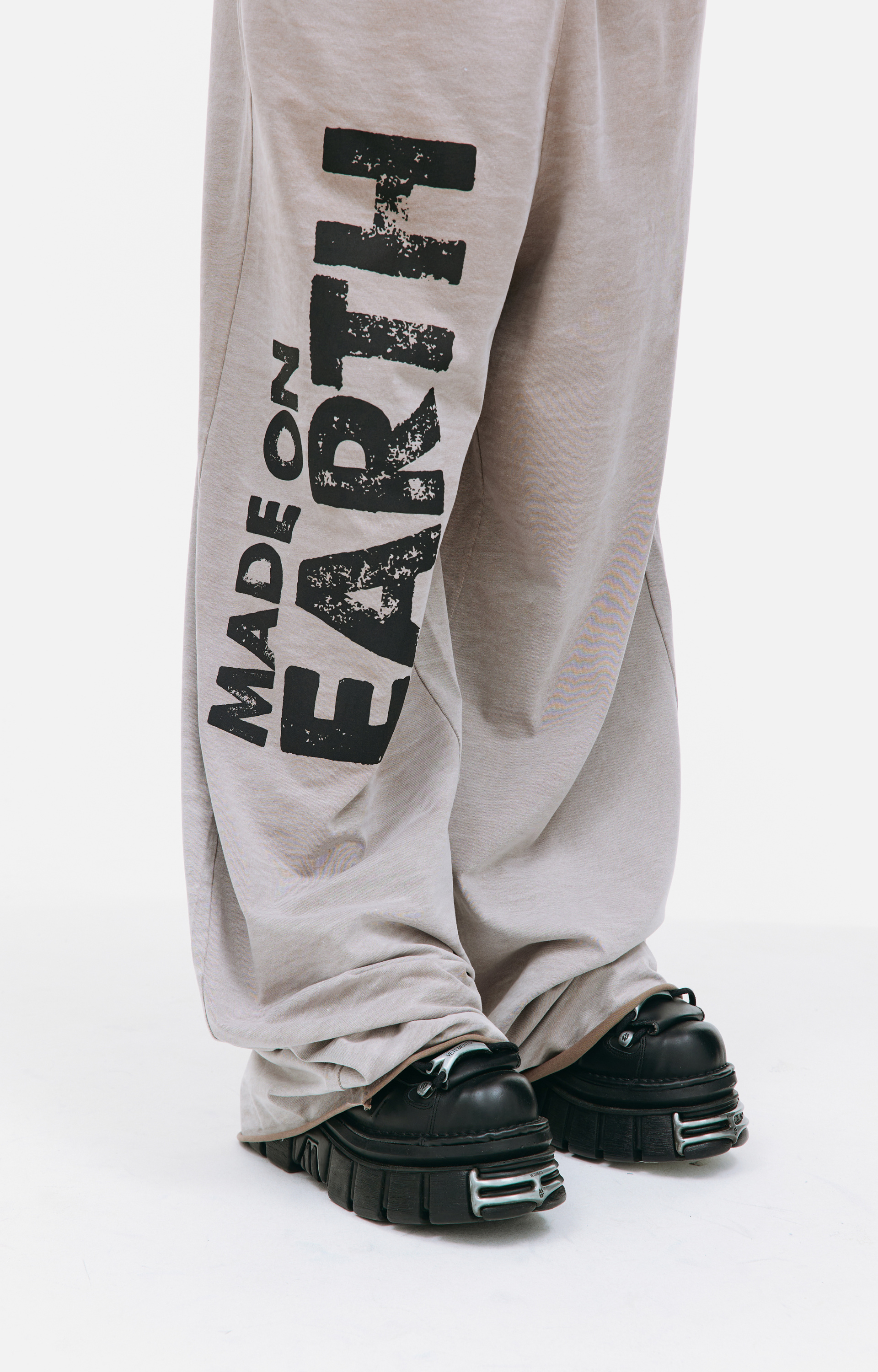 VETEMENTS \'Made on earth\' sweatpants