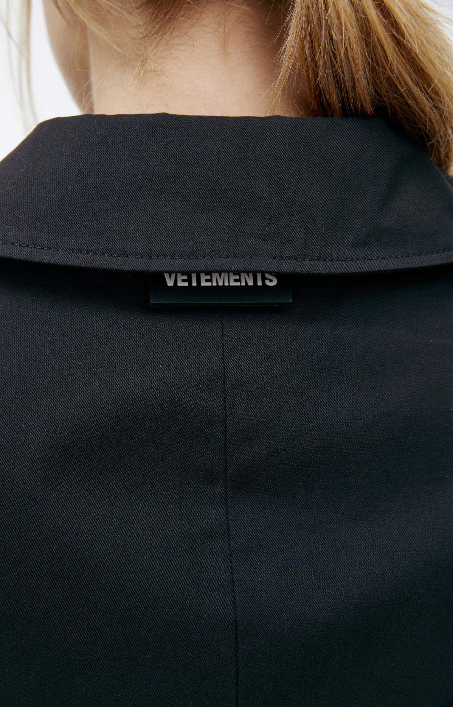 VETEMENTS Shortened blazer with a button