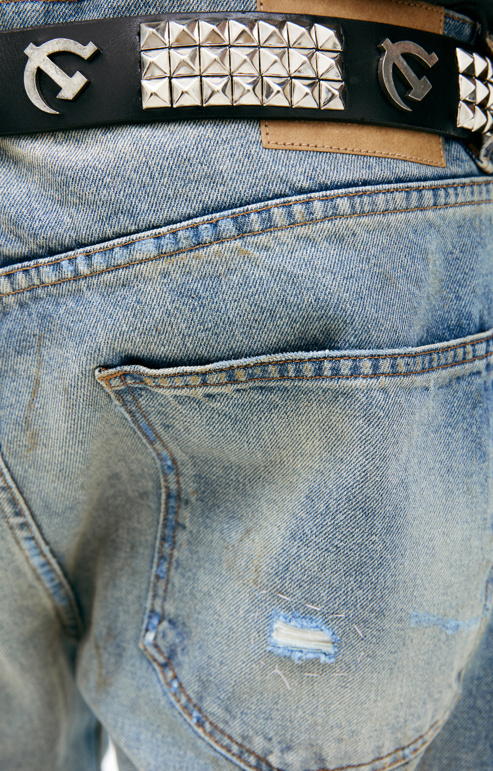 Enfants Riches Déprimés Джинсы-050-403 прямые, дырка и заплатка на коленях. грязные. голубые