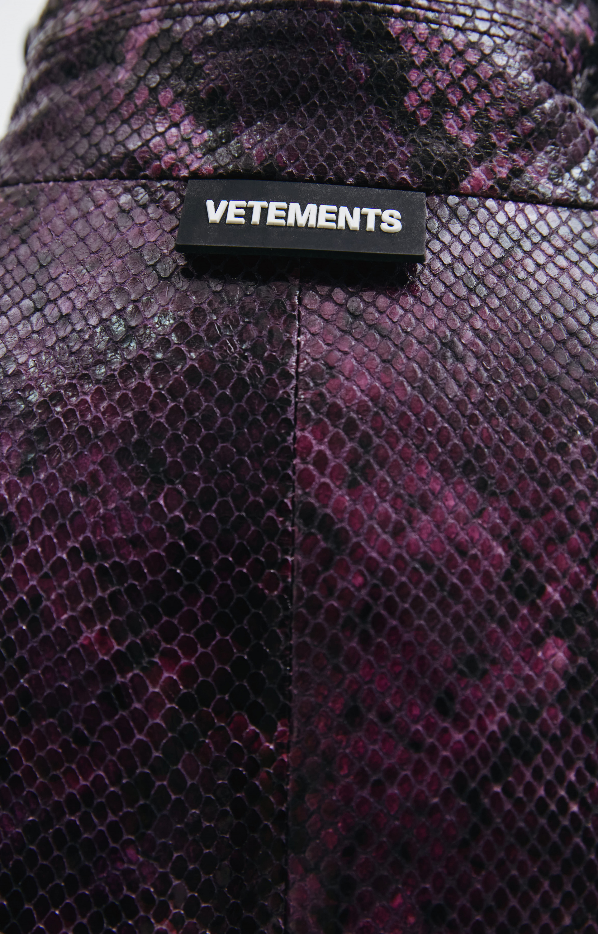 VETEMENTS Фиолетовое пальто из кожи питона
