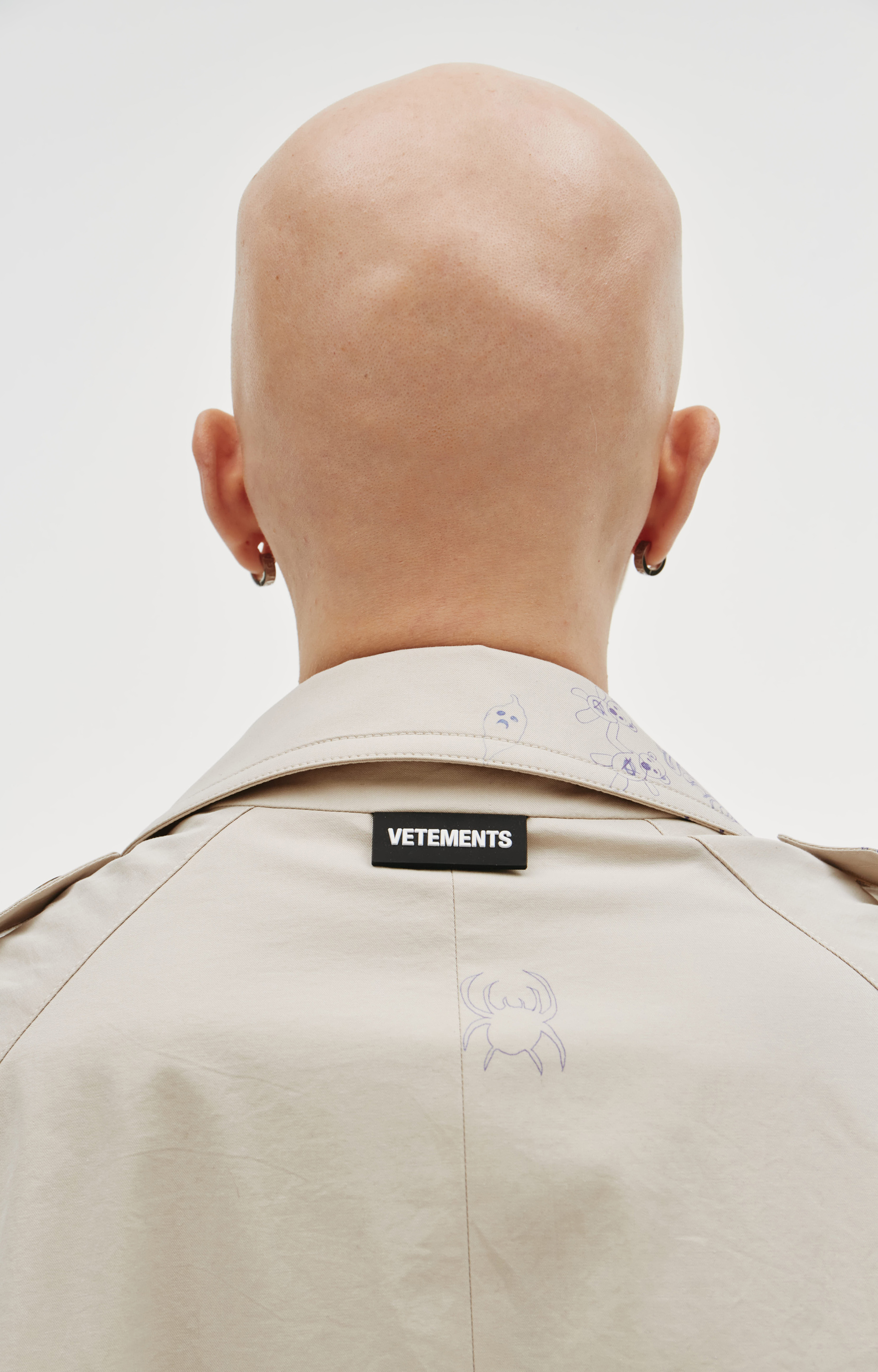 VETEMENTS Scribbled-print trench coat