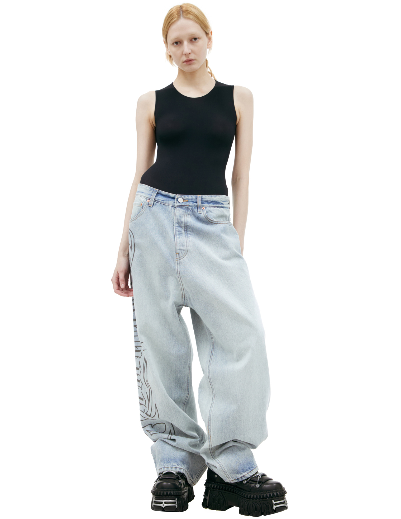 VETEMENTS Джинсы-UA66PA580L принт готич лого на штанине, голубые