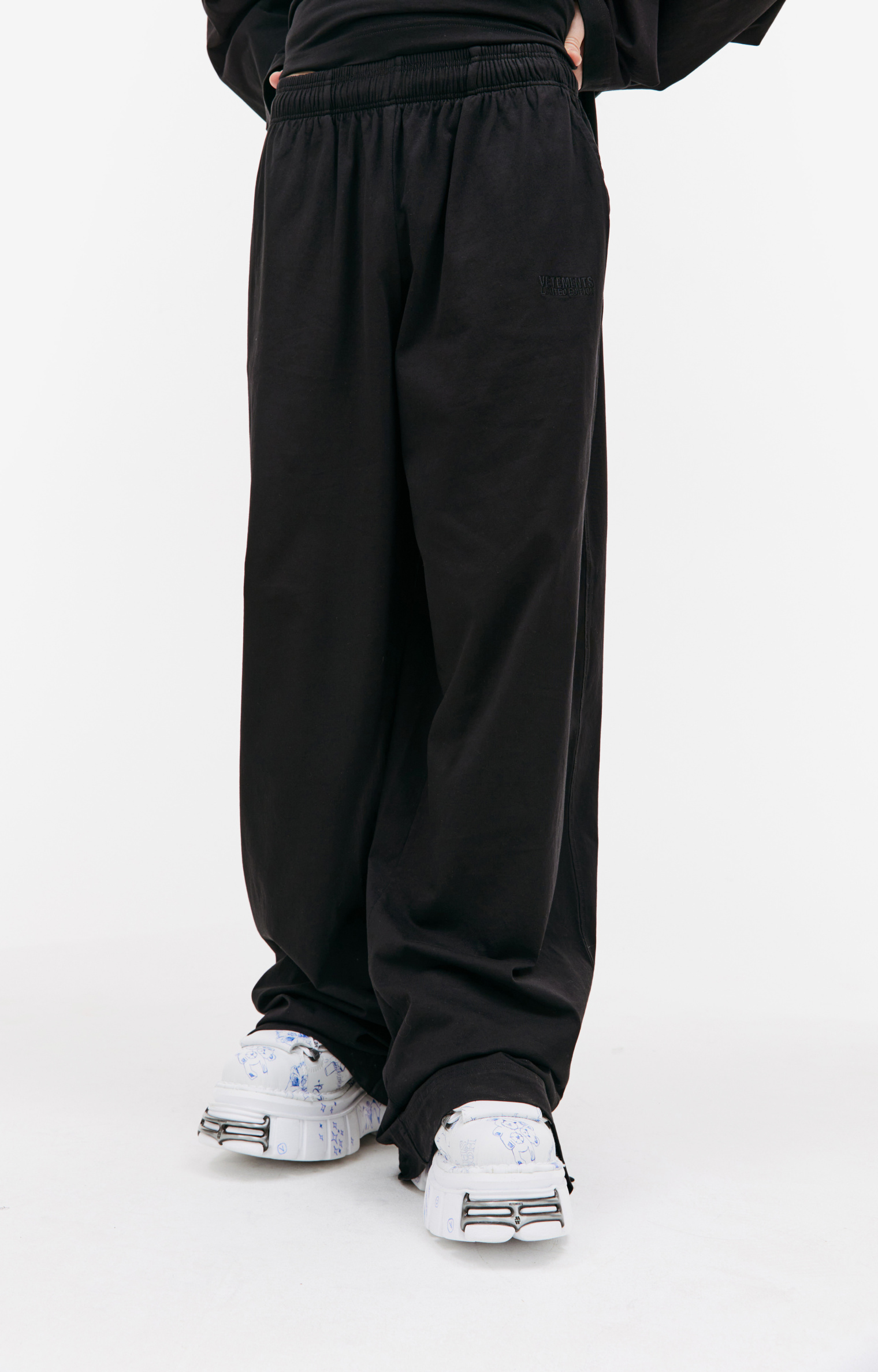 Buy VETEMENTS men black oversized sweatpants for $935 online on SV77,  UE64SP700B