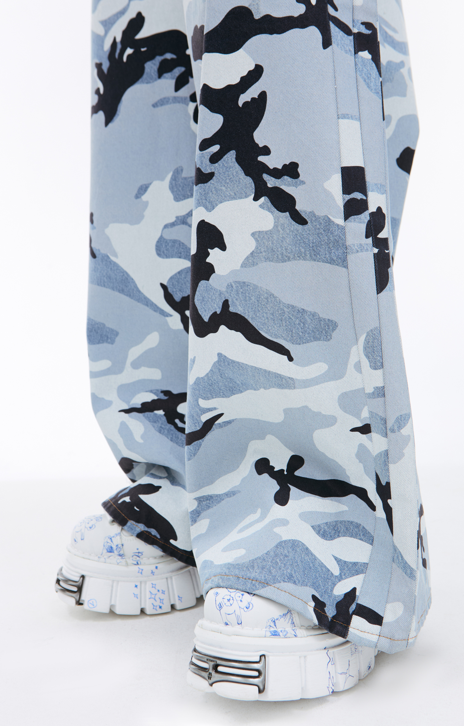 VETEMENTS Camouflage cargo jeans