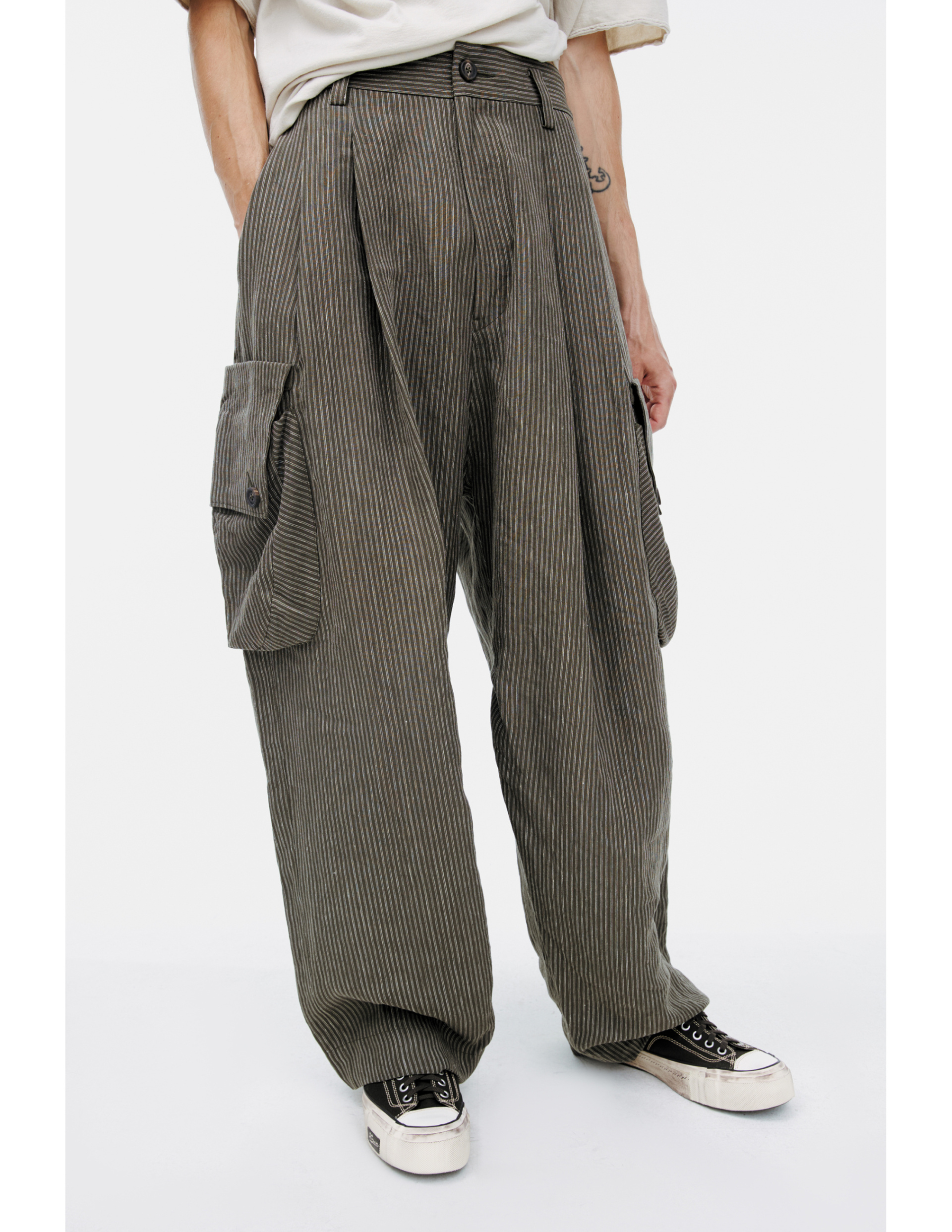 Ziggy Chen Брюки-0M2610556 TATIC WORKERS TROUSERS, свободные карго-штаны с двойными защипами, в полоску хаки