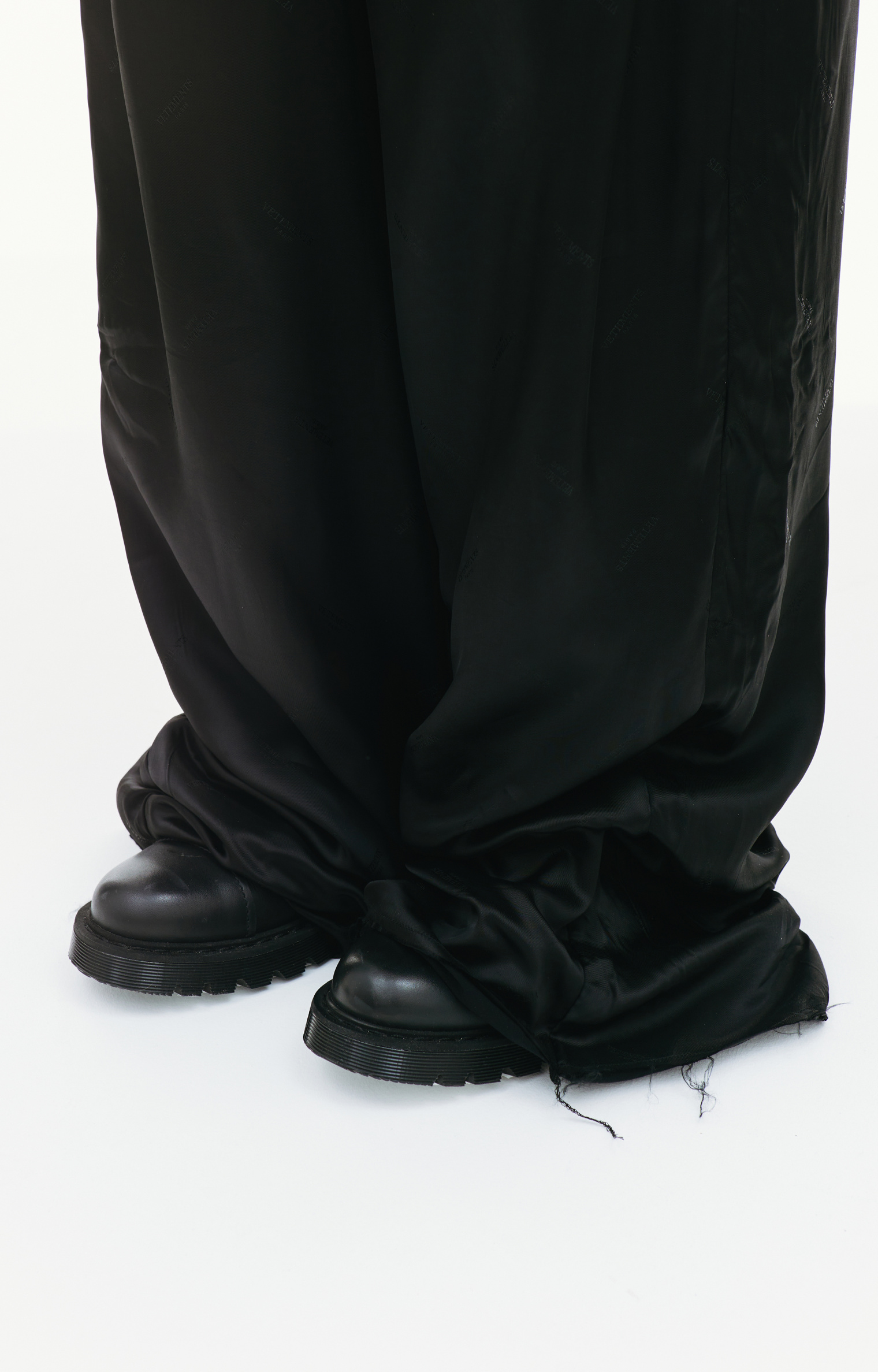 VETEMENTS Широкие брюки с необработанными краями