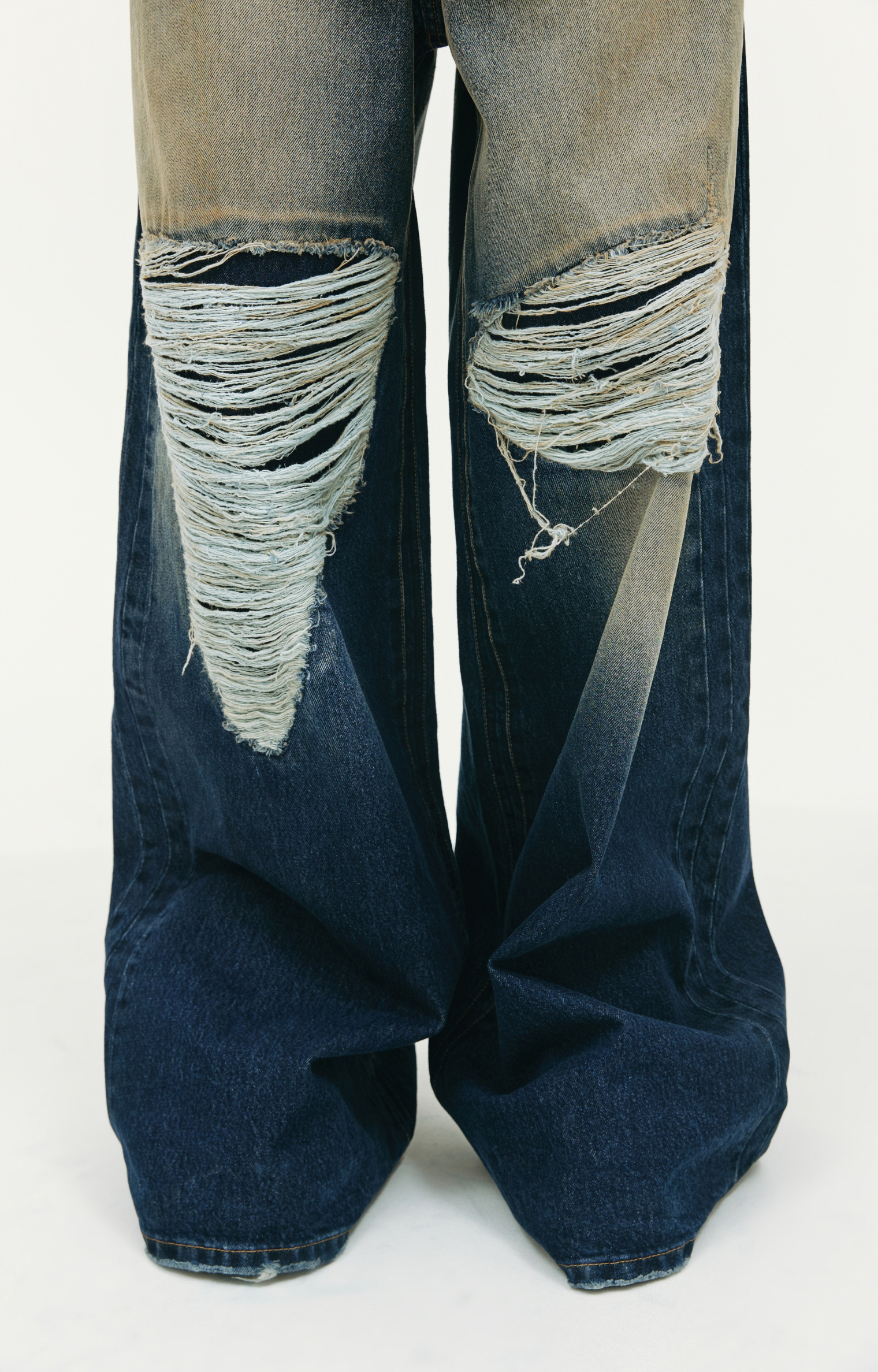 VETEMENTS Широкие джинсы с рваными коленями