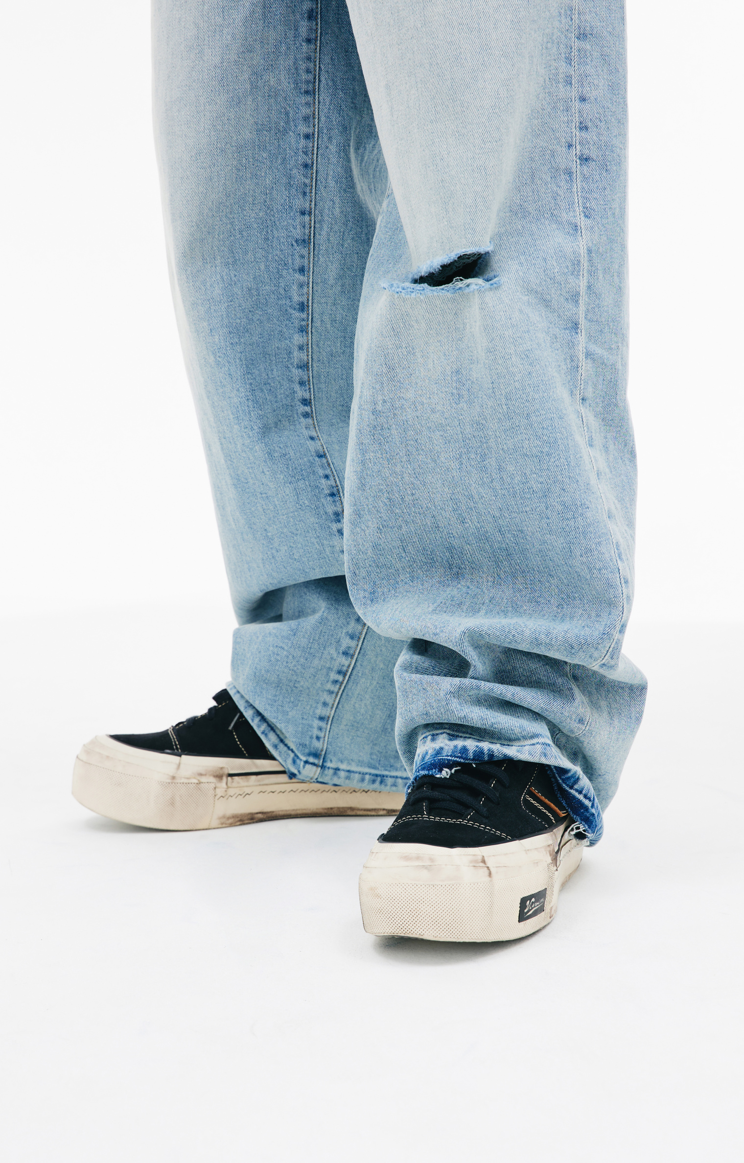 Nahmias Голубые джинсы с рваным коленом