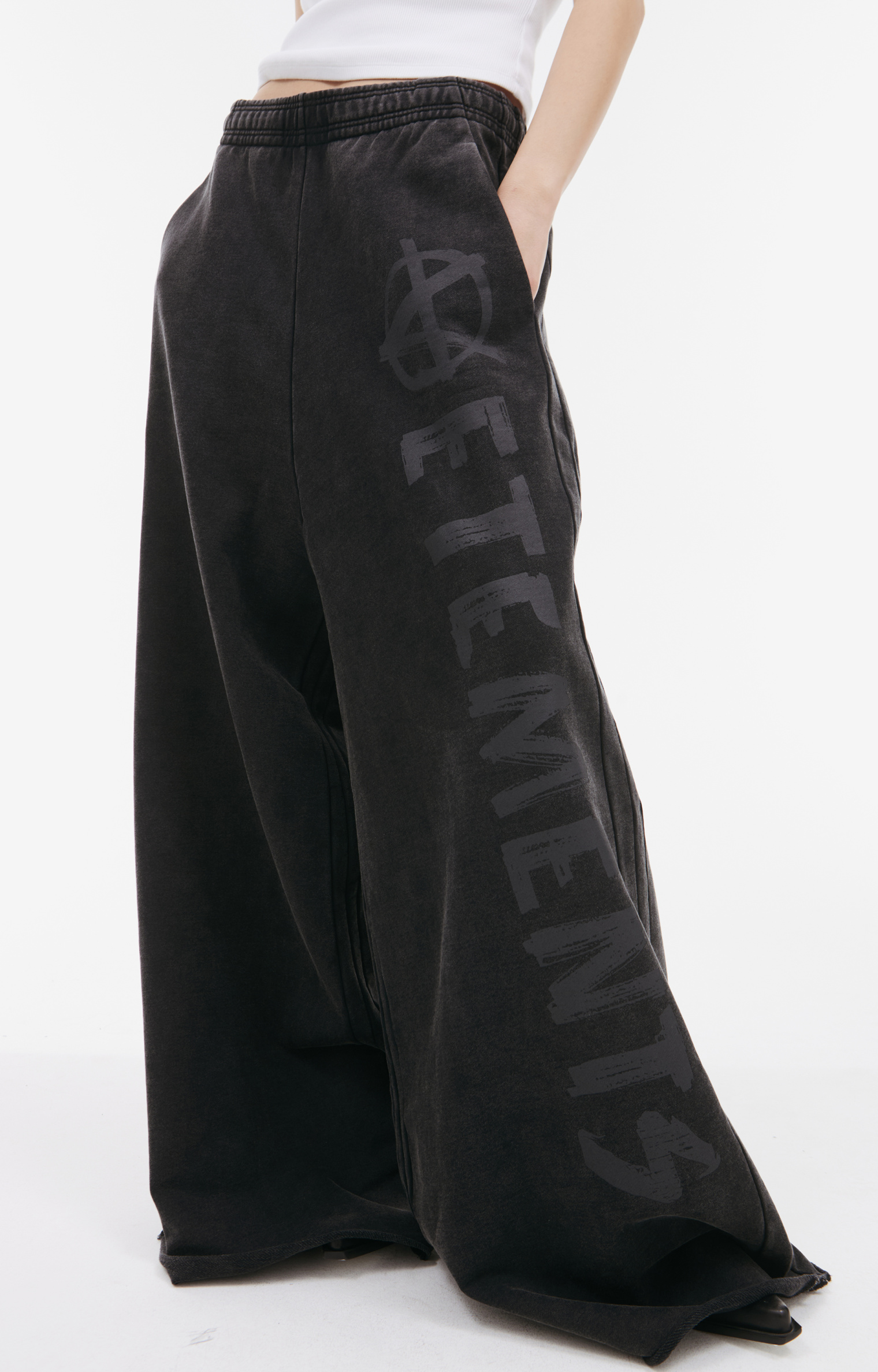 VETEMENTS Sporty trousers with logo