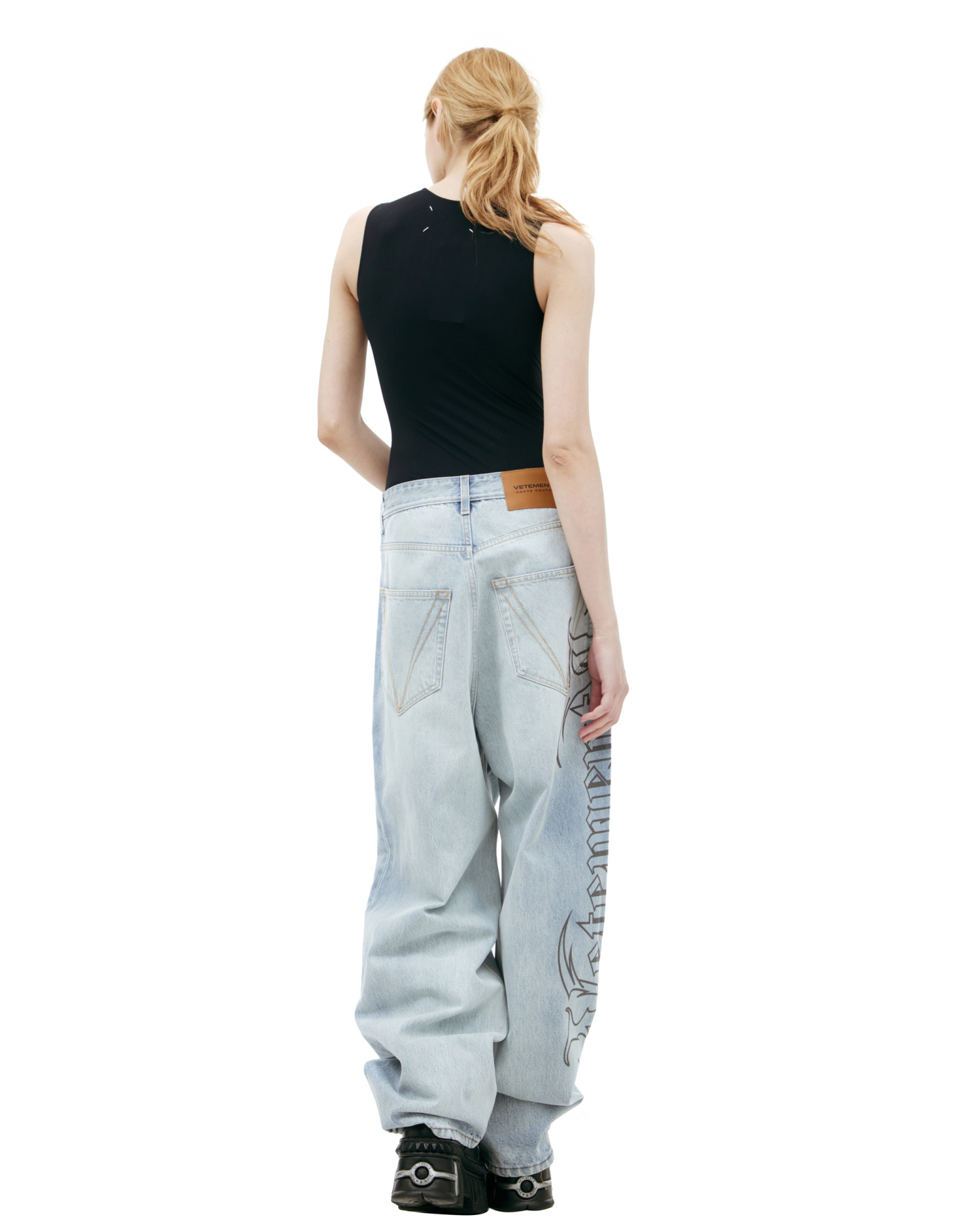 VETEMENTS Джинсы-UA66PA580L принт готич лого на штанине, голубые