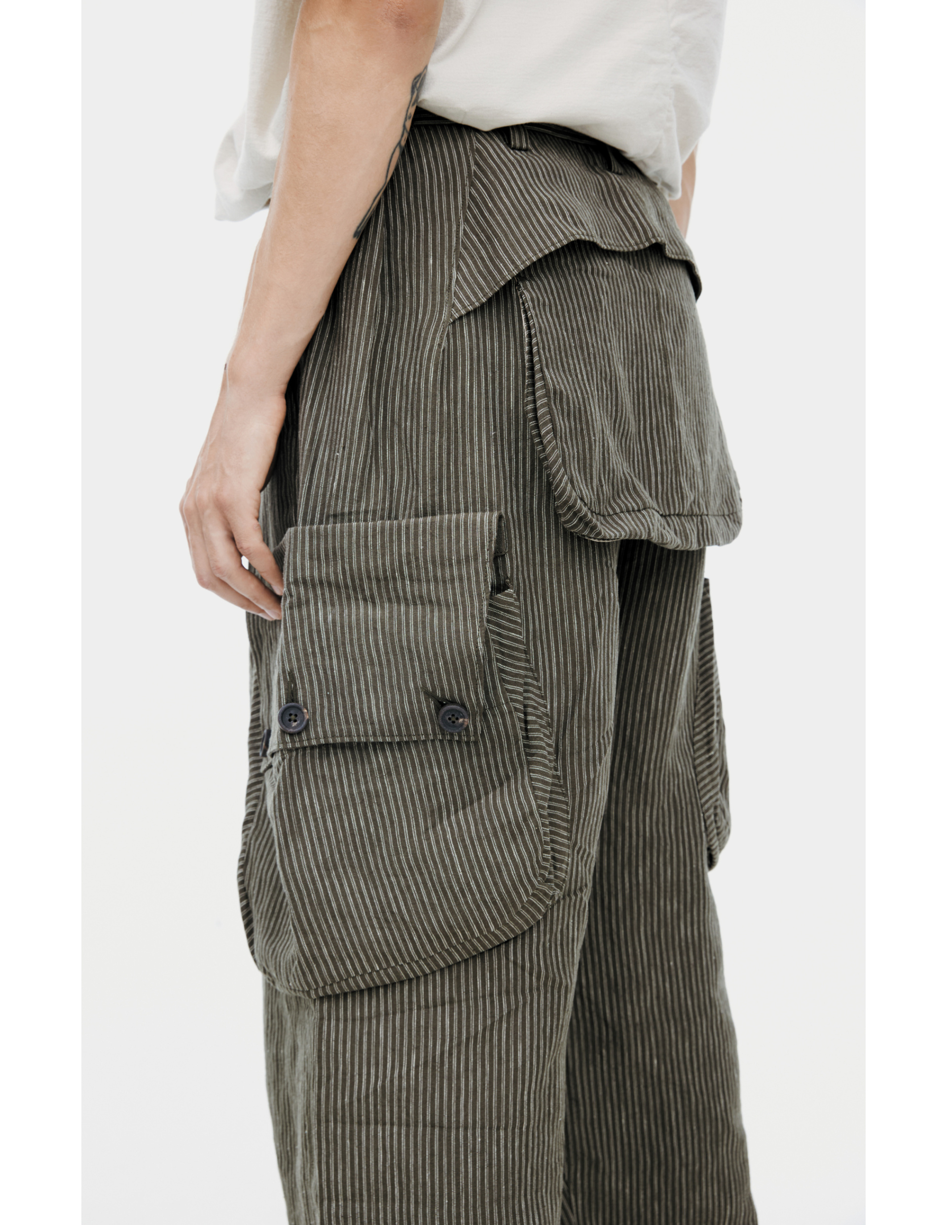Ziggy Chen Брюки-0M2610556 TATIC WORKERS TROUSERS, свободные карго-штаны с двойными защипами, в полоску хаки