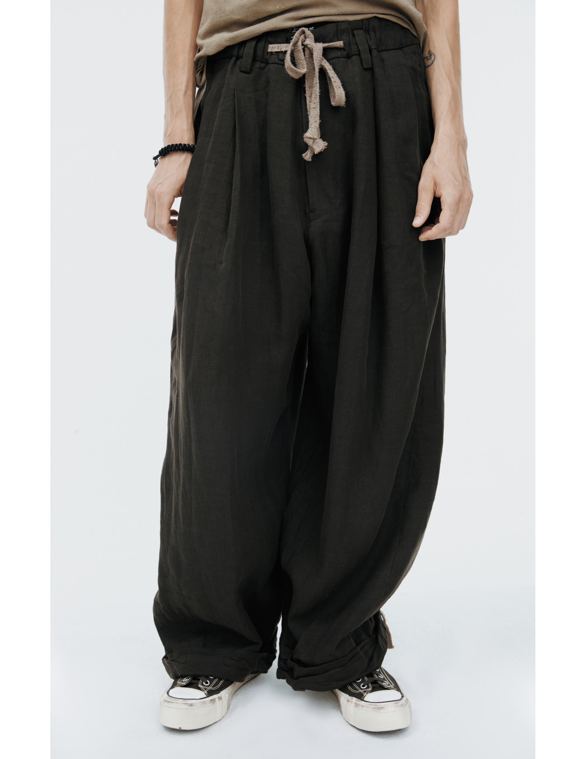 Ziggy Chen Брюки-0M2610536 свободные, с защипами, эластичный пояс с кулиской и шлевками для ремня, коричневые
