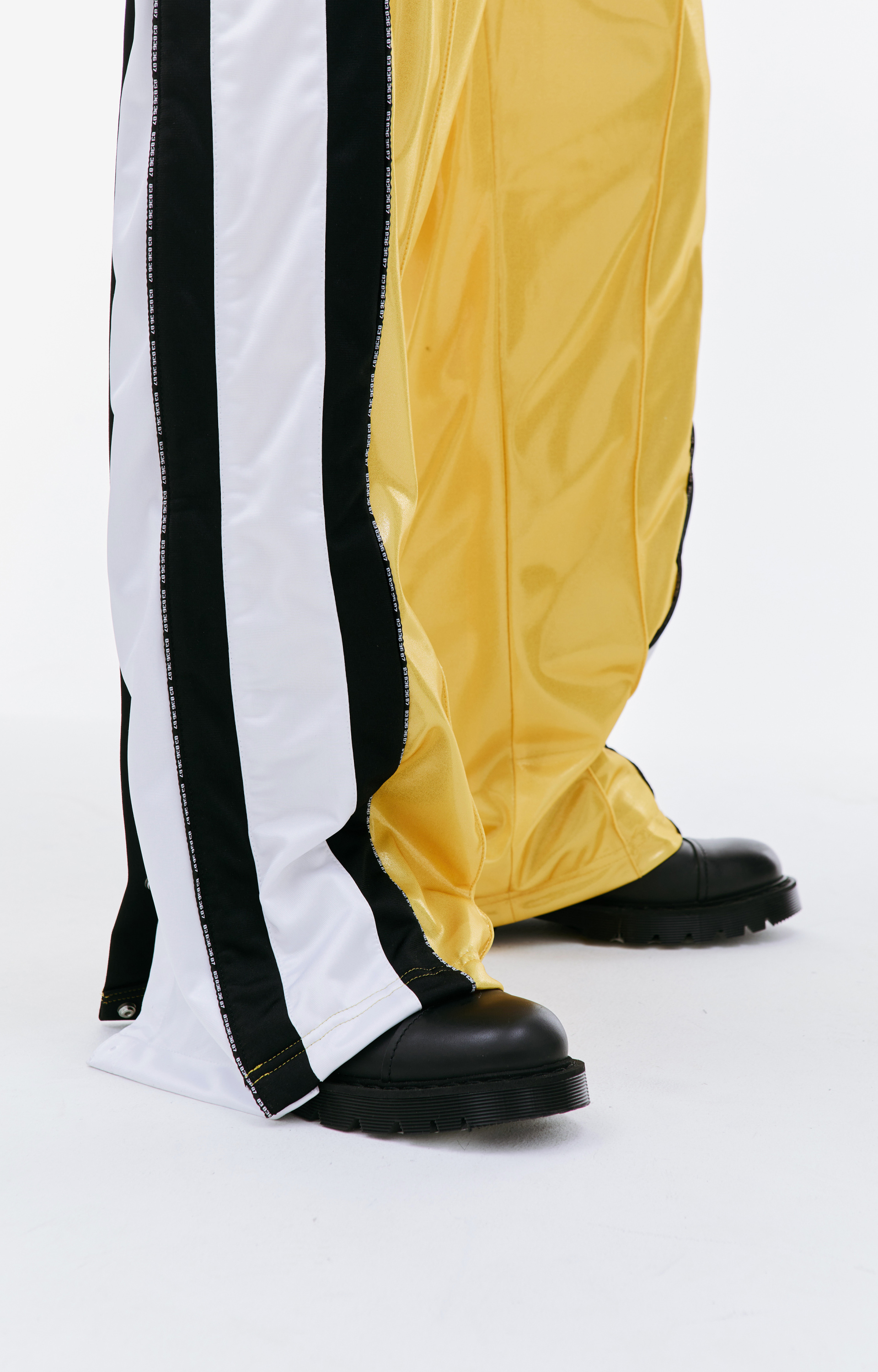 VTMNTS Trousers with side stripes