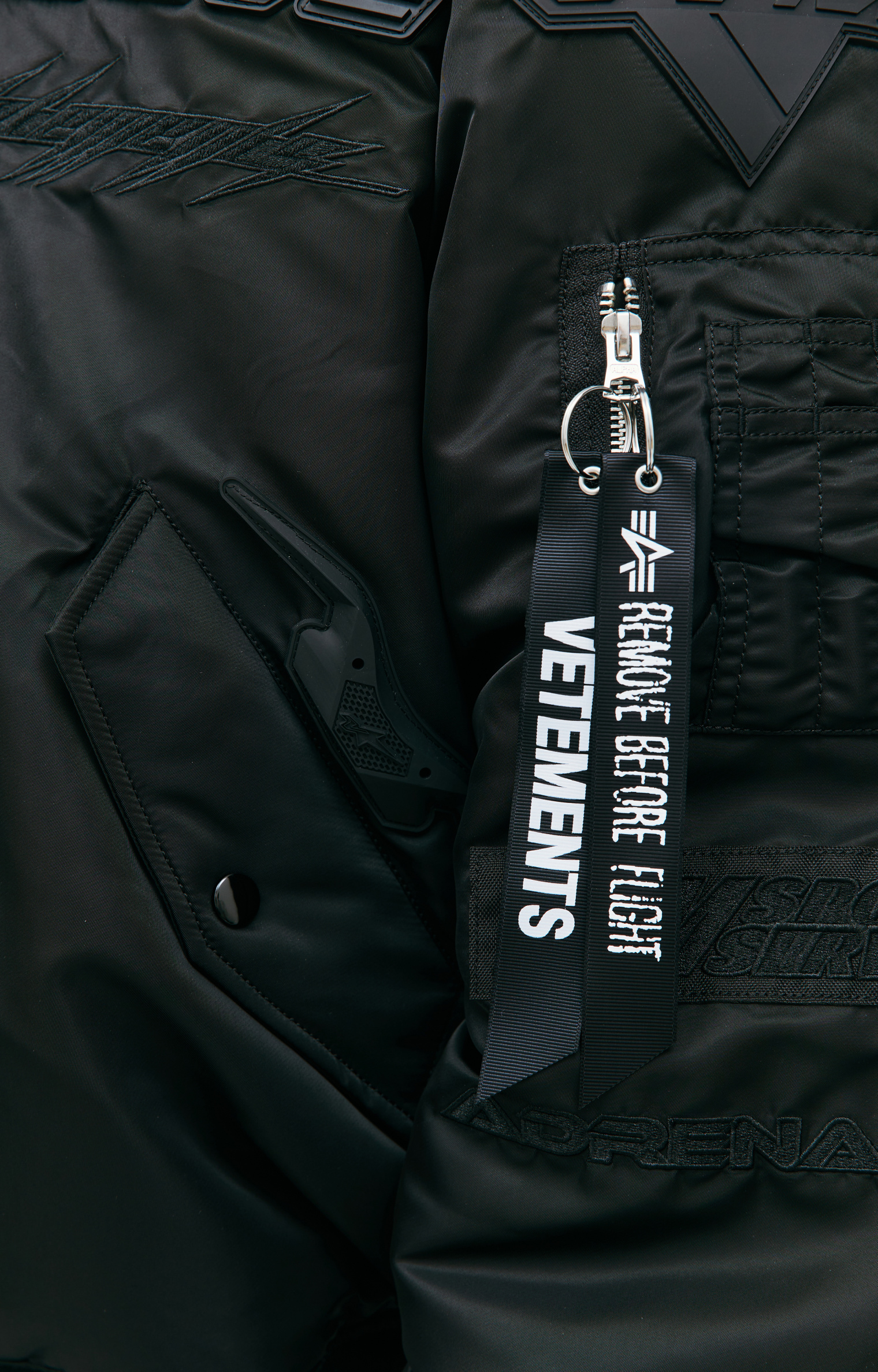 VETEMENTS Двусторонний бомбер VETEMENTS x Alpha Industries с нашивками