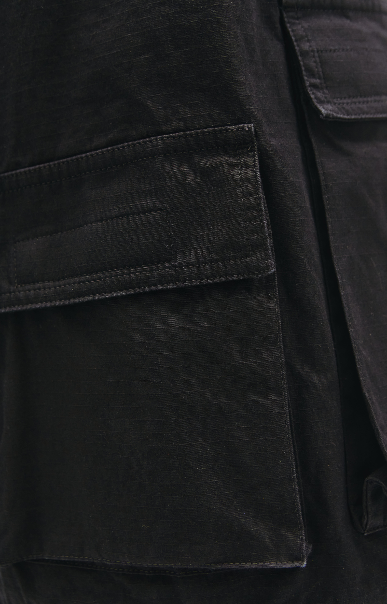 Buy Balenciaga men black baggy cargo pants for €985 online on SV77, 675403/TLP03/1000