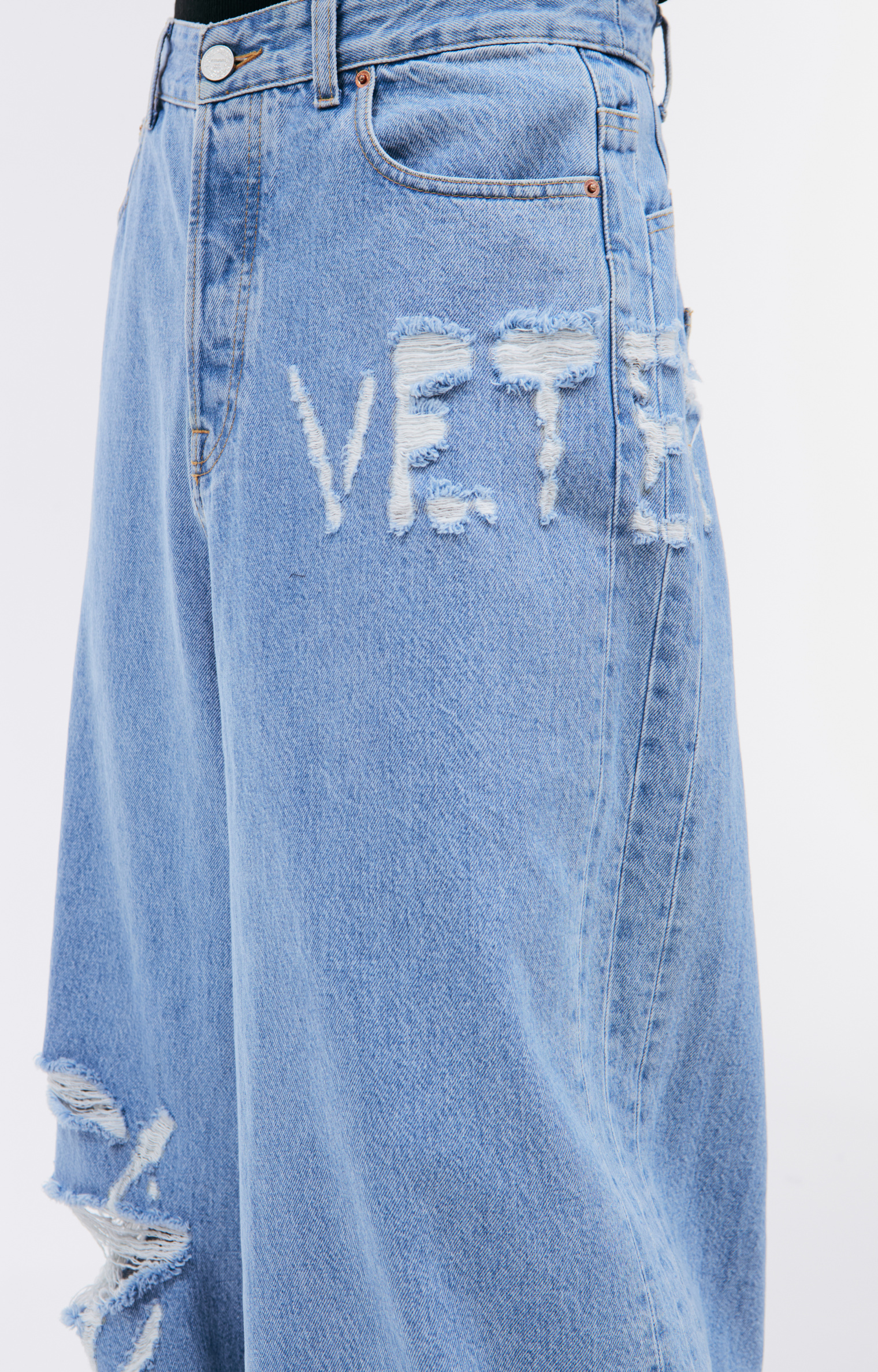 VETEMENTS Logo destroyed baggy jeans