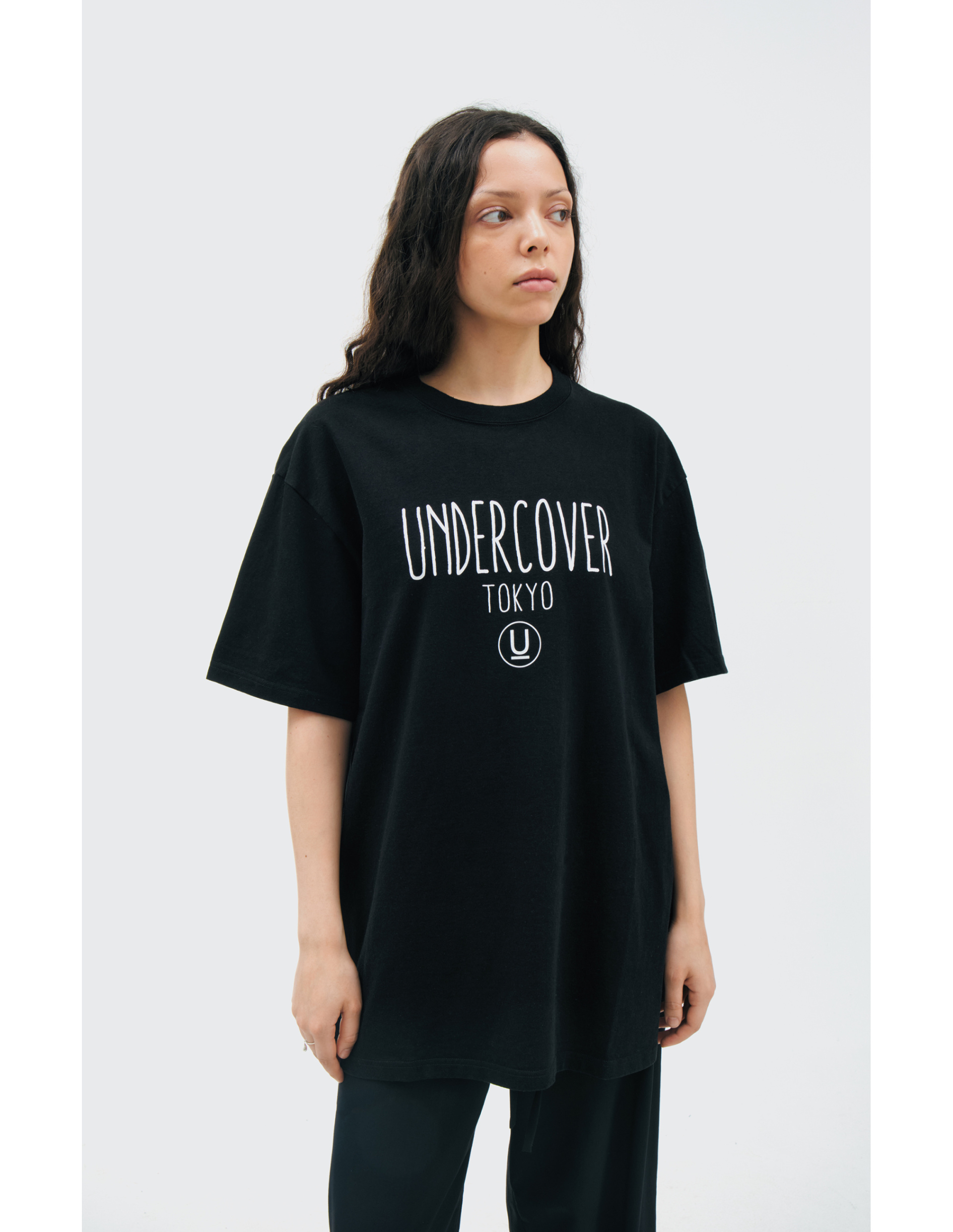 Undercover Футболка-UC2C9805-1 oversize с надписью TOKYO U, черная