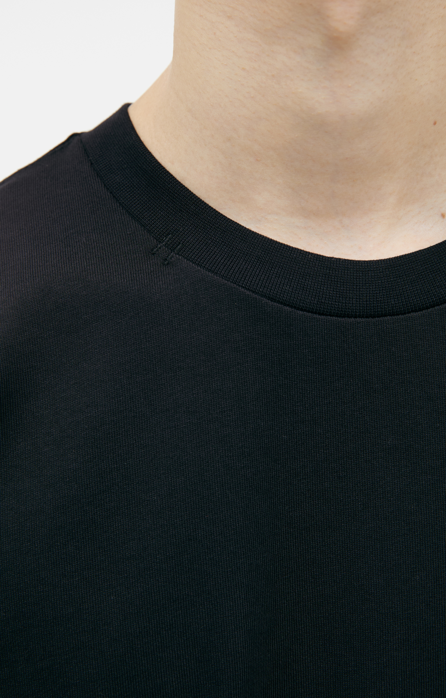 PLANIMETRY T-shirt with stitches on the collar